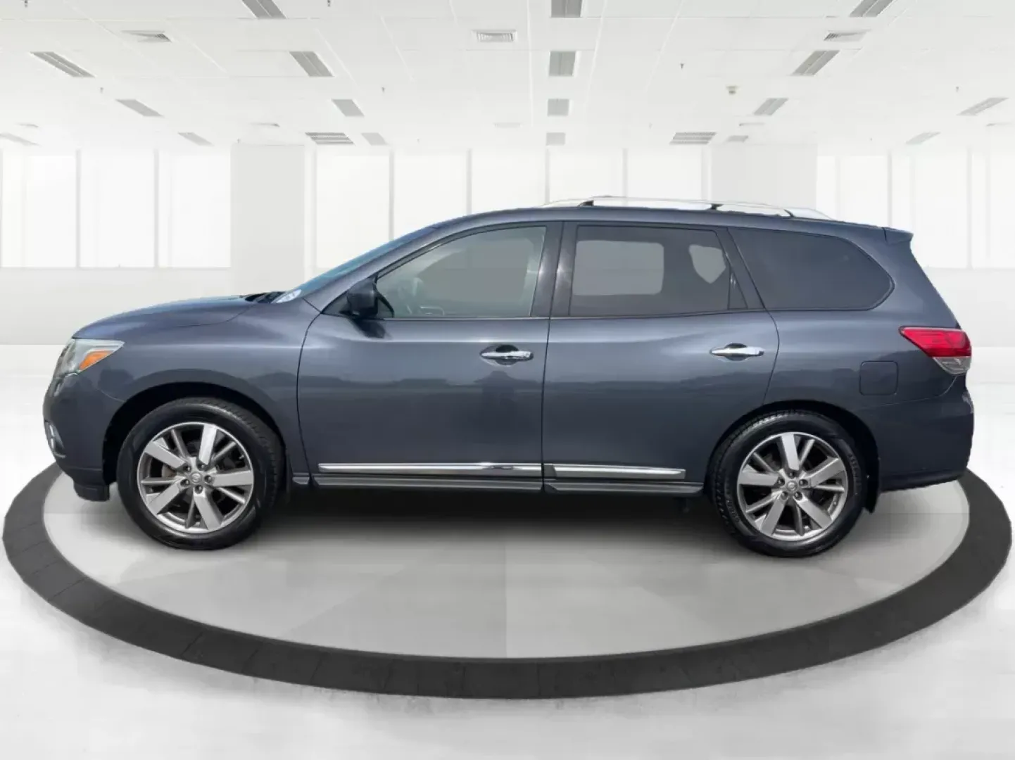 2014 Nissan Pathfinder Platinum (5N1AR2MM6EC) with an 3.5L V-6 DOHC engine, located at 880 E. National Road, Vandalia, OH, 45377, (937) 908-9800, 39.891918, -84.183594 - Third Row - Photo#5