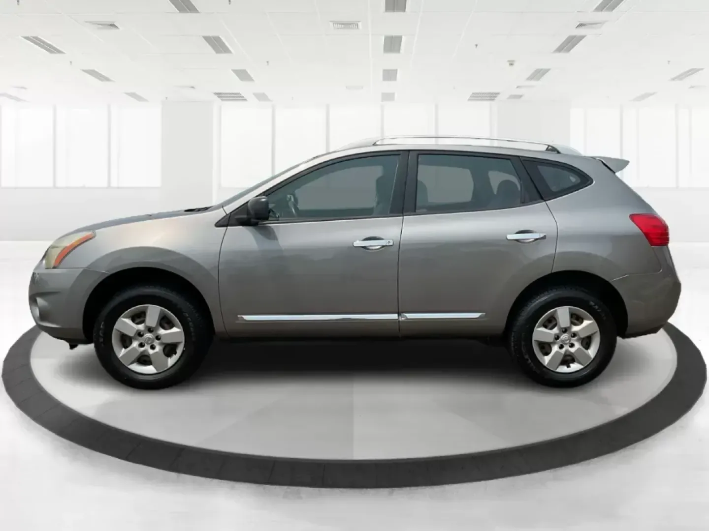 2014 Platinum Graphite Nissan Rogue Select S AWD (JN8AS5MV4EW) with an 2.5L L4 DOHC 16V engine, Continuously Variable Transmission transmission, located at 4508 South Dixie Dr, Moraine, OH, 45439, (937) 908-9800, 39.689976, -84.218452 - 2014 Nissan Rogue Select S AWD - Photo#5
