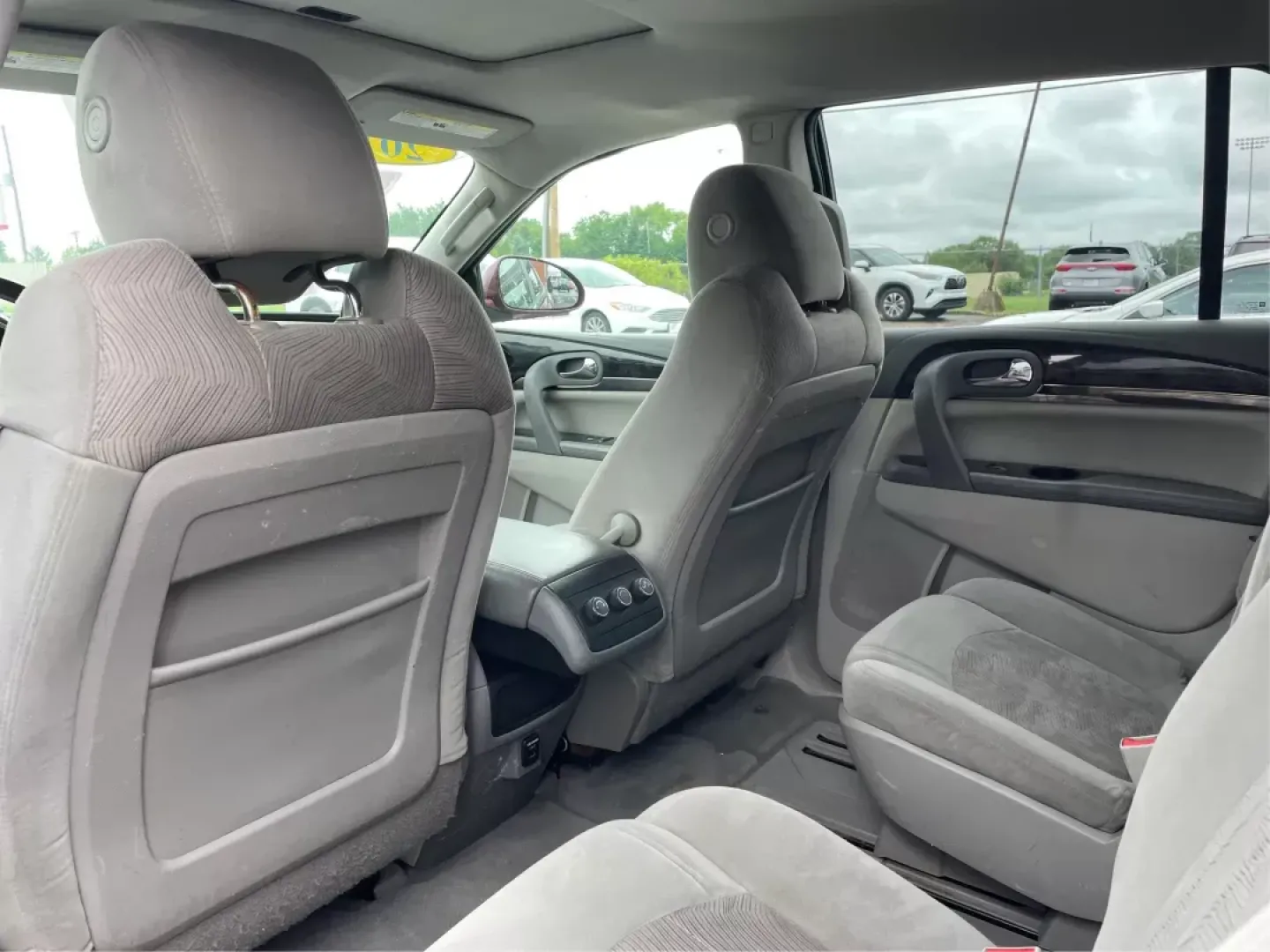 2015 Buick Enclave Convenience FWD (5GAKRAKD6FJ) with an 3.6L V6 DOHC 24V engine, 6-Speed Automatic Overdrive transmission, located at 8750 N County Rd 25A, Piqua, OH, 45356, (937) 908-9800, 40.164391, -84.232513 - Experience the perfect blend of luxury and practicality with the 2015 Buick Enclave Convenience FWD, now available at Advantage Car and Credit in Fairborn, OH. This SUV is tailored for families on the go, weekend adventurers, or anyone in need of a reliable vehicle for long commutes. With its spacio - Photo#9