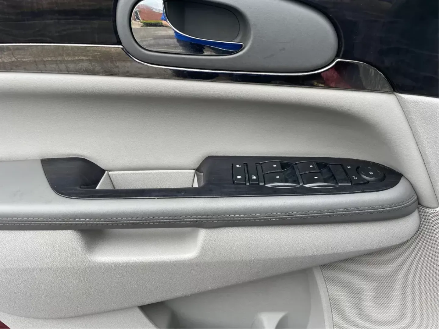 2015 Buick Enclave Convenience FWD (5GAKRAKD6FJ) with an 3.6L V6 DOHC 24V engine, 6-Speed Automatic Overdrive transmission, located at 8750 N County Rd 25A, Piqua, OH, 45356, (937) 908-9800, 40.164391, -84.232513 - Experience the perfect blend of luxury and practicality with the 2015 Buick Enclave Convenience FWD, now available at Advantage Car and Credit in Fairborn, OH. This SUV is tailored for families on the go, weekend adventurers, or anyone in need of a reliable vehicle for long commutes. With its spacio - Photo#18