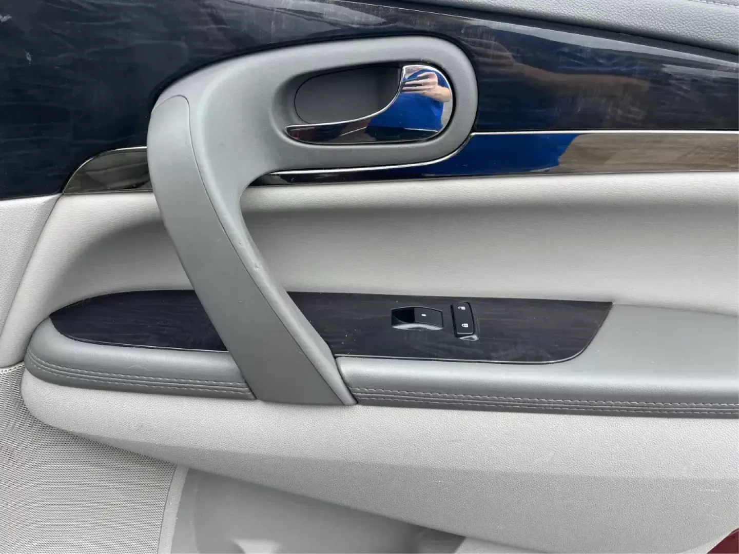 2015 Buick Enclave Convenience FWD (5GAKRAKD6FJ) with an 3.6L V6 DOHC 24V engine, 6-Speed Automatic Overdrive transmission, located at 8750 N County Rd 25A, Piqua, OH, 45356, (937) 908-9800, 40.164391, -84.232513 - Experience the perfect blend of luxury and practicality with the 2015 Buick Enclave Convenience FWD, now available at Advantage Car and Credit in Fairborn, OH. This SUV is tailored for families on the go, weekend adventurers, or anyone in need of a reliable vehicle for long commutes. With its spacio - Photo#19
