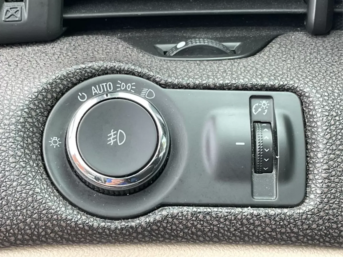 2015 Chevrolet Malibu 2LT (1G11D5SL3FF) with an ECOTEC 2.5L I-4 gasoline direct injection engine, located at 401 Woodman Dr, Riverside, OH, 45431, (937) 908-9800, 39.760899, -84.123421 - **Unleash Your Daily Adventures with the 2015 Chevrolet Malibu 2LT at Advantage Car and Credit in Fairborn, OH!**<br /> <br /> Are you looking for a reliable vehicle that perfectly blends comfort, style, and affordability? Look no further! The 2015 Chevrolet Malibu 2LT is the ideal companion for any - Photo#17