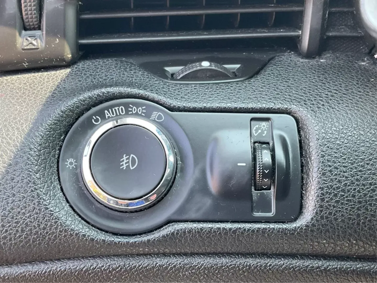 2015 Chevrolet Malibu 2LT (1G11D5SL8FF) with an ECOTEC 2.5L I-4 gasoline direct injection engine, located at 1230 East Main St, Xenia, OH, 45385, (937) 908-9800, 39.688026, -83.910172 - 2015 Chevrolet Malibu 2LT - Photo#15