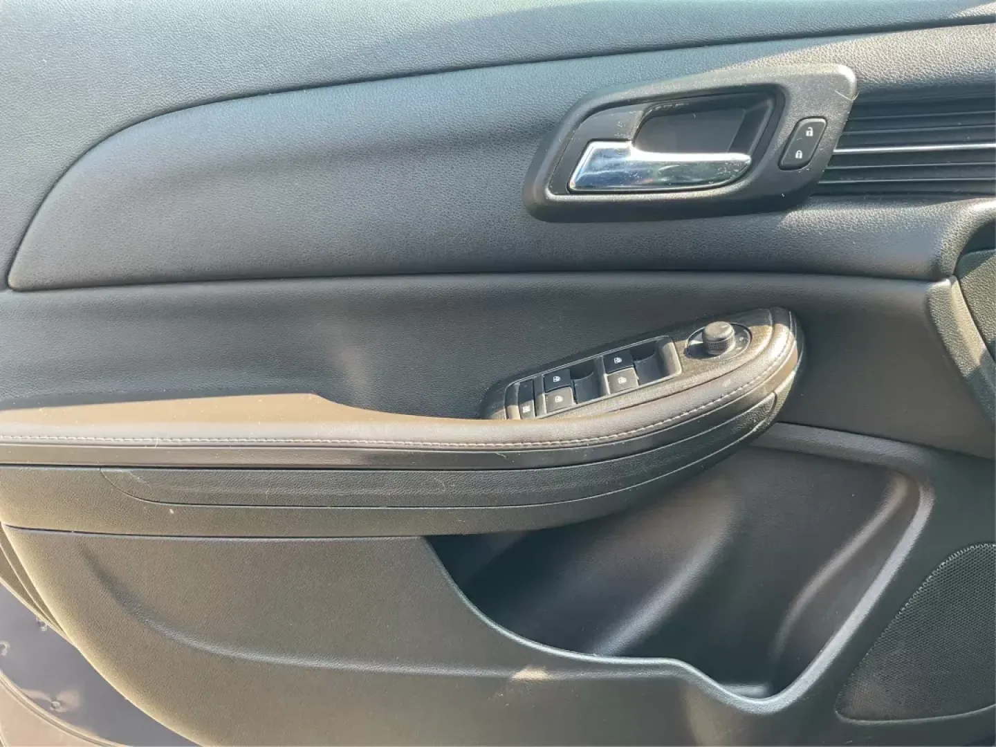 2015 Chevrolet Malibu 2LT (1G11D5SL8FF) with an ECOTEC 2.5L I-4 gasoline direct injection engine, located at 1230 East Main St, Xenia, OH, 45385, (937) 908-9800, 39.688026, -83.910172 - 2015 Chevrolet Malibu 2LT - Photo#17