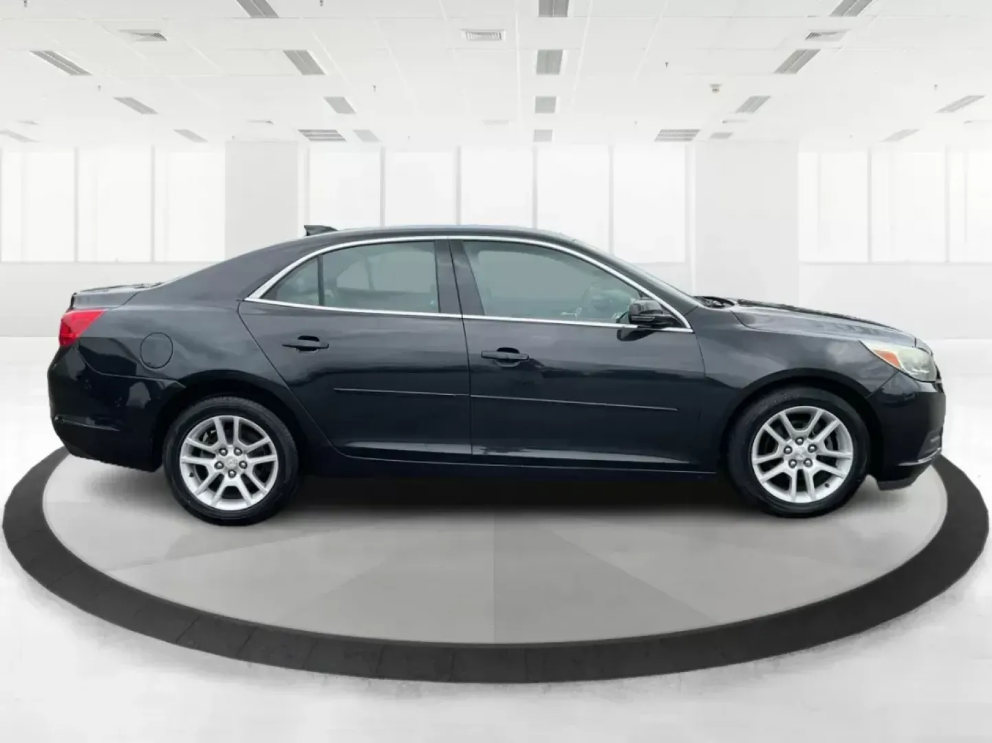 2015 Chevrolet Malibu 1LT (1G11C5SL0FF) with an ECOTEC 2.5L I-4 gasoline direct injection engine, located at 1230 East Main St, Xenia, OH, 45385, (937) 908-9800, 39.688026, -83.910172 - Are you ready to elevate your driving experience and embrace a lifestyle filled with comfort and reliability? The 2015 Chevrolet Malibu 1LT, available at Advantage Car and Credit in Fairborn, OH, is perfect for those who value both style and functionality. This sedan is not just a mode of transport; - Photo#1