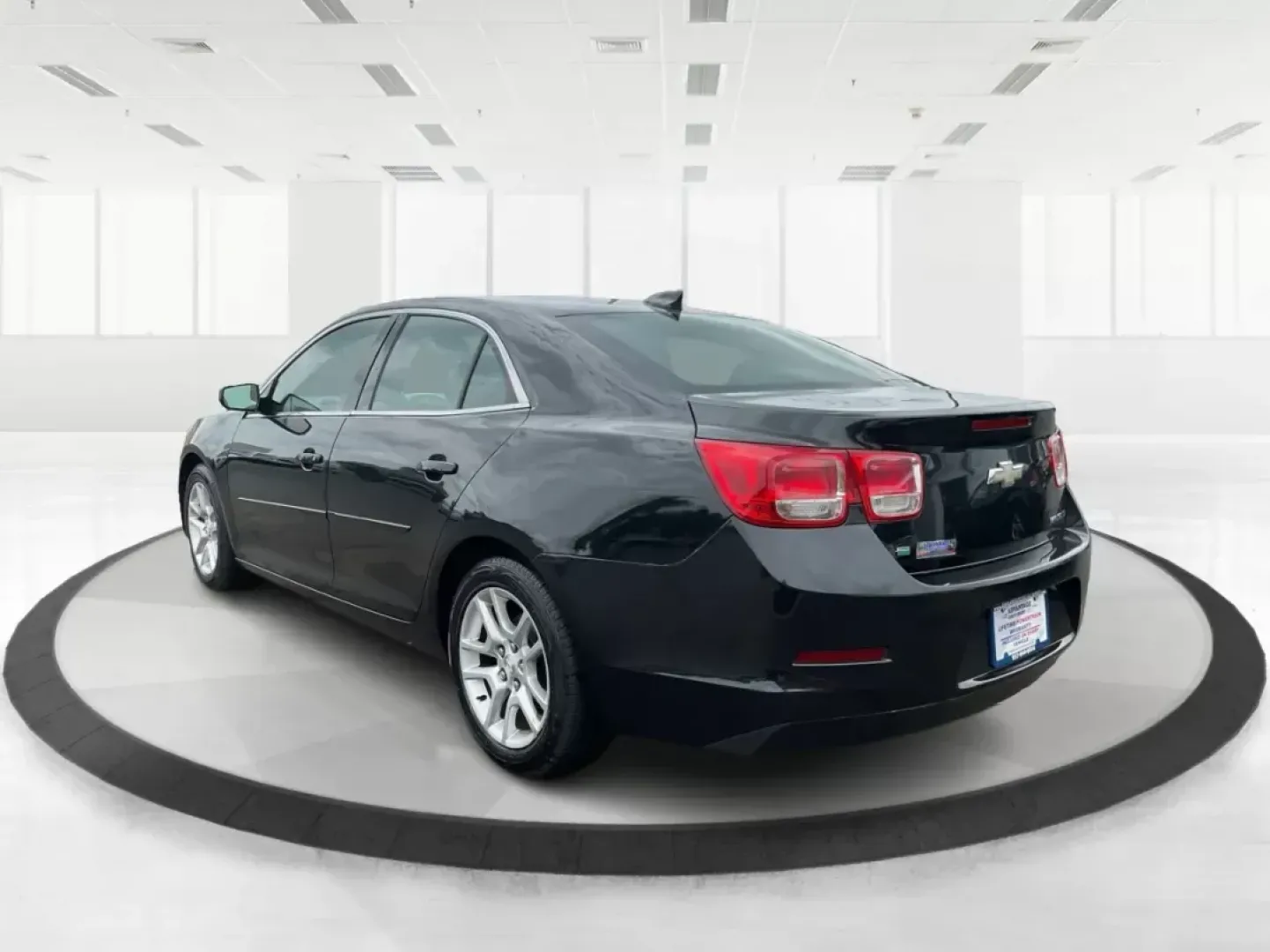 2015 Chevrolet Malibu 1LT (1G11C5SL0FF) with an ECOTEC 2.5L I-4 gasoline direct injection engine, located at 1230 East Main St, Xenia, OH, 45385, (937) 908-9800, 39.688026, -83.910172 - Are you ready to elevate your driving experience and embrace a lifestyle filled with comfort and reliability? The 2015 Chevrolet Malibu 1LT, available at Advantage Car and Credit in Fairborn, OH, is perfect for those who value both style and functionality. This sedan is not just a mode of transport; - Photo#4