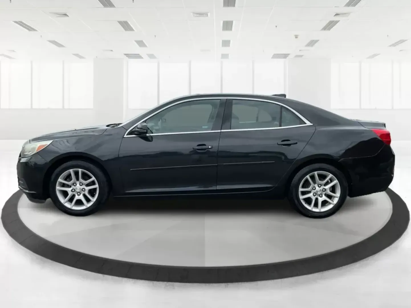 2015 Chevrolet Malibu 1LT (1G11C5SL0FF) with an ECOTEC 2.5L I-4 gasoline direct injection engine, located at 1230 East Main St, Xenia, OH, 45385, (937) 908-9800, 39.688026, -83.910172 - Are you ready to elevate your driving experience and embrace a lifestyle filled with comfort and reliability? The 2015 Chevrolet Malibu 1LT, available at Advantage Car and Credit in Fairborn, OH, is perfect for those who value both style and functionality. This sedan is not just a mode of transport; - Photo#5