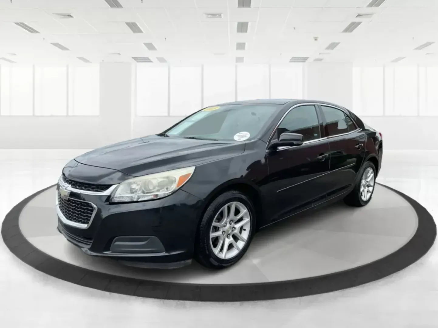 2015 Chevrolet Malibu 1LT (1G11C5SL0FF) with an ECOTEC 2.5L I-4 gasoline direct injection engine, located at 1230 East Main St, Xenia, OH, 45385, (937) 908-9800, 39.688026, -83.910172 - Are you ready to elevate your driving experience and embrace a lifestyle filled with comfort and reliability? The 2015 Chevrolet Malibu 1LT, available at Advantage Car and Credit in Fairborn, OH, is perfect for those who value both style and functionality. This sedan is not just a mode of transport; - Photo#7