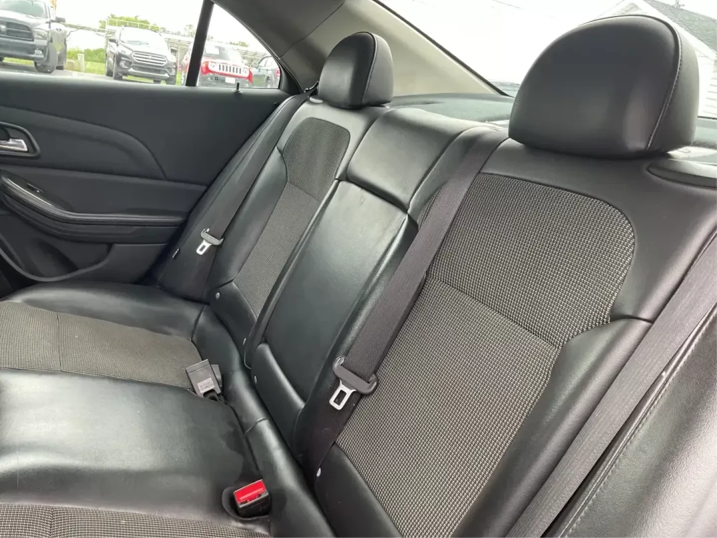 2015 Chevrolet Malibu 1LT (1G11C5SL0FF) with an ECOTEC 2.5L I-4 gasoline direct injection engine, located at 1230 East Main St, Xenia, OH, 45385, (937) 908-9800, 39.688026, -83.910172 - Are you ready to elevate your driving experience and embrace a lifestyle filled with comfort and reliability? The 2015 Chevrolet Malibu 1LT, available at Advantage Car and Credit in Fairborn, OH, is perfect for those who value both style and functionality. This sedan is not just a mode of transport; - Photo#9