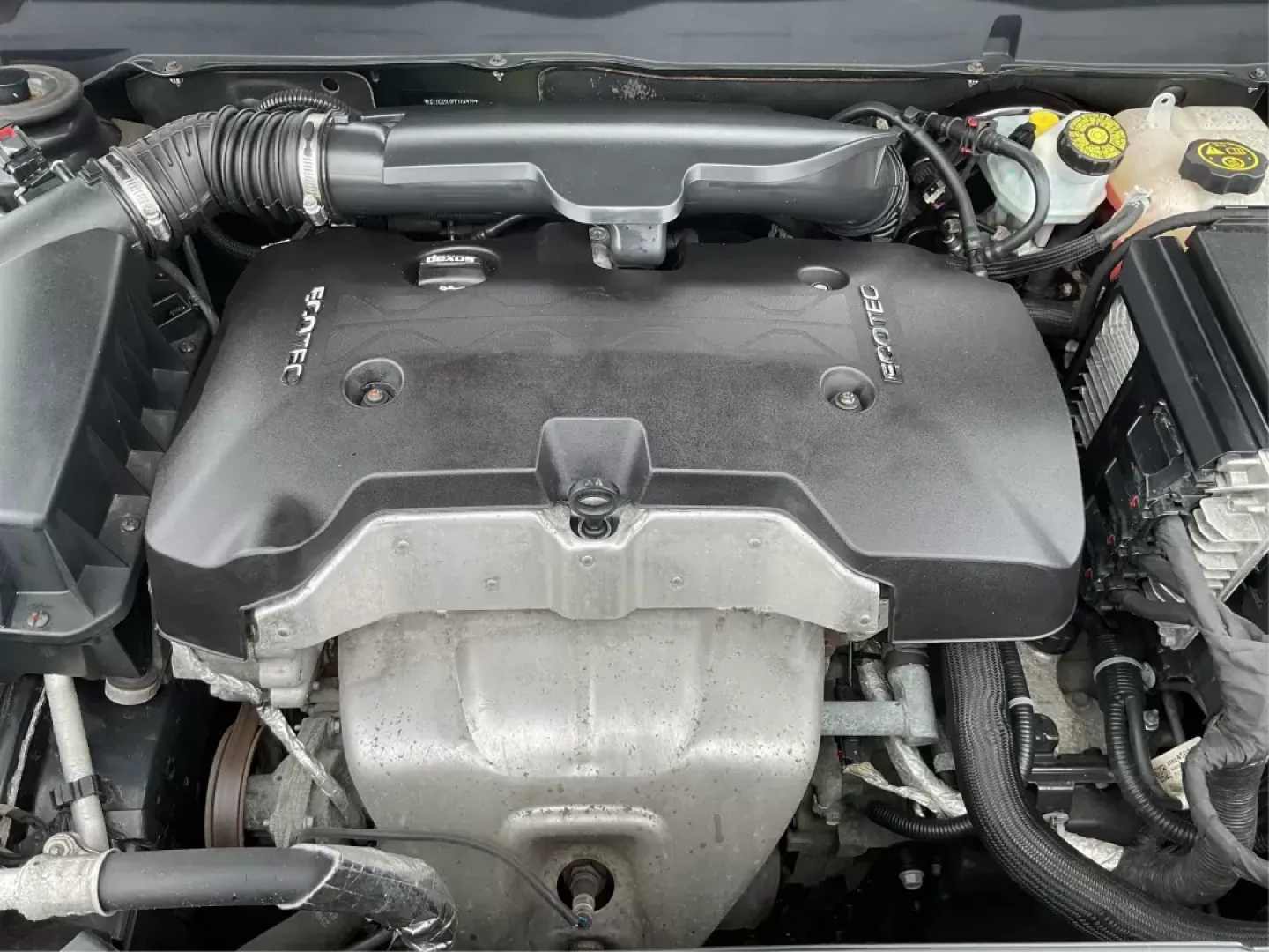 2015 Chevrolet Malibu 1LT (1G11C5SL0FF) with an ECOTEC 2.5L I-4 gasoline direct injection engine, located at 1230 East Main St, Xenia, OH, 45385, (937) 908-9800, 39.688026, -83.910172 - Are you ready to elevate your driving experience and embrace a lifestyle filled with comfort and reliability? The 2015 Chevrolet Malibu 1LT, available at Advantage Car and Credit in Fairborn, OH, is perfect for those who value both style and functionality. This sedan is not just a mode of transport; - Photo#10