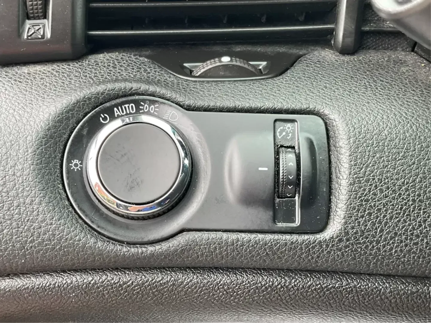 2015 Chevrolet Malibu 1LT (1G11C5SL0FF) with an ECOTEC 2.5L I-4 gasoline direct injection engine, located at 1230 East Main St, Xenia, OH, 45385, (937) 908-9800, 39.688026, -83.910172 - Are you ready to elevate your driving experience and embrace a lifestyle filled with comfort and reliability? The 2015 Chevrolet Malibu 1LT, available at Advantage Car and Credit in Fairborn, OH, is perfect for those who value both style and functionality. This sedan is not just a mode of transport; - Photo#16