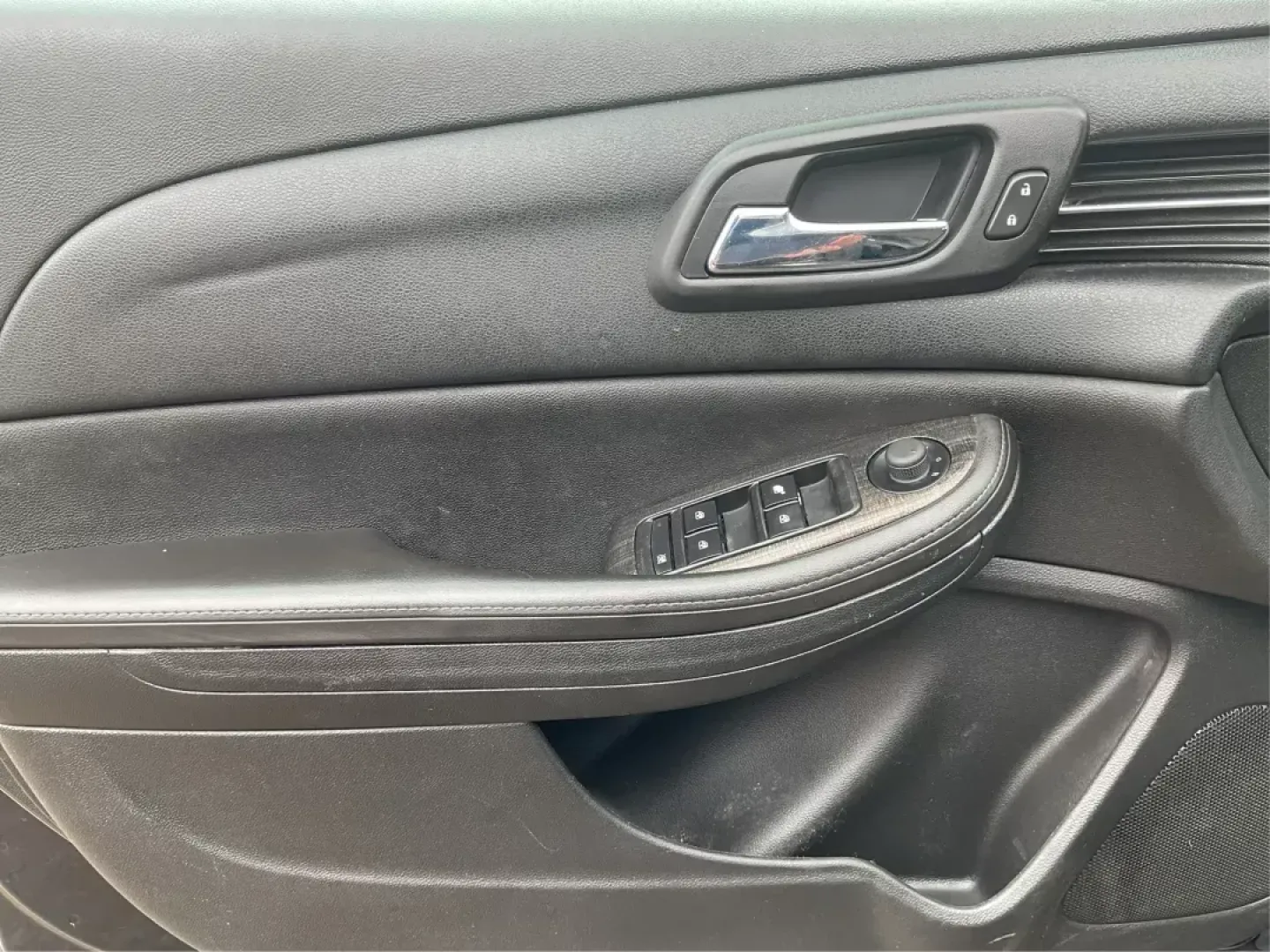 2015 Chevrolet Malibu 1LT (1G11C5SL0FF) with an ECOTEC 2.5L I-4 gasoline direct injection engine, located at 1230 East Main St, Xenia, OH, 45385, (937) 908-9800, 39.688026, -83.910172 - Are you ready to elevate your driving experience and embrace a lifestyle filled with comfort and reliability? The 2015 Chevrolet Malibu 1LT, available at Advantage Car and Credit in Fairborn, OH, is perfect for those who value both style and functionality. This sedan is not just a mode of transport; - Photo#18