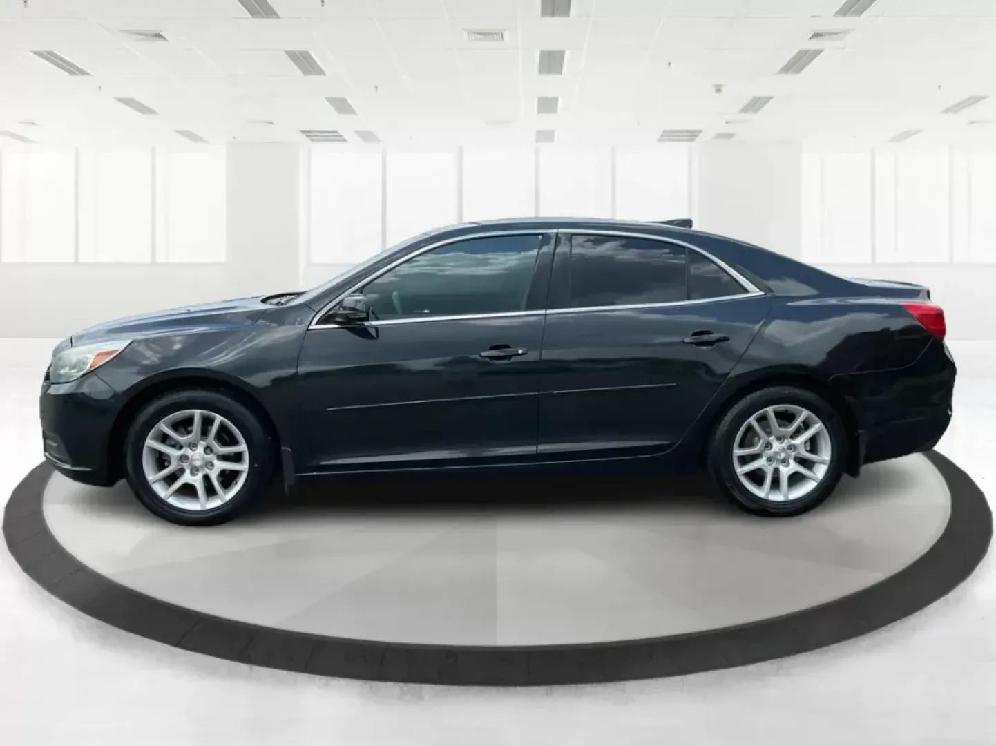 2015 Chevrolet Malibu 1LT (1G11C5SL6FF) with an ECOTEC 2.5L I-4 gasoline direct injection engine, located at 4508 South Dixie Dr, Moraine, OH, 45439, (937) 908-9800, 39.689976, -84.218452 - **Elevate Your Daily Drive with the 2015 Chevrolet Malibu 1LT at Advantage Car and Credit!** <br /> <br /> Are you looking for a vehicle that combines style, comfort, and reliability? The 2015 Chevrolet Malibu 1LT is the perfect sedan for everyone from busy professionals to growing families. With it - Photo#5