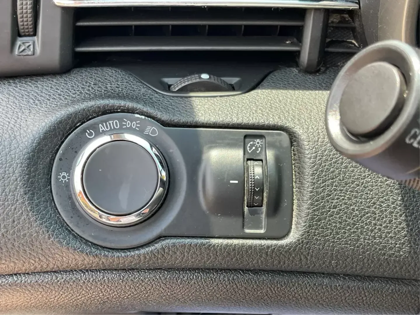 2015 Chevrolet Malibu 1LT (1G11C5SL6FF) with an ECOTEC 2.5L I-4 gasoline direct injection engine, located at 4508 South Dixie Dr, Moraine, OH, 45439, (937) 908-9800, 39.689976, -84.218452 - **Elevate Your Daily Drive with the 2015 Chevrolet Malibu 1LT at Advantage Car and Credit!** <br /> <br /> Are you looking for a vehicle that combines style, comfort, and reliability? The 2015 Chevrolet Malibu 1LT is the perfect sedan for everyone from busy professionals to growing families. With it - Photo#16