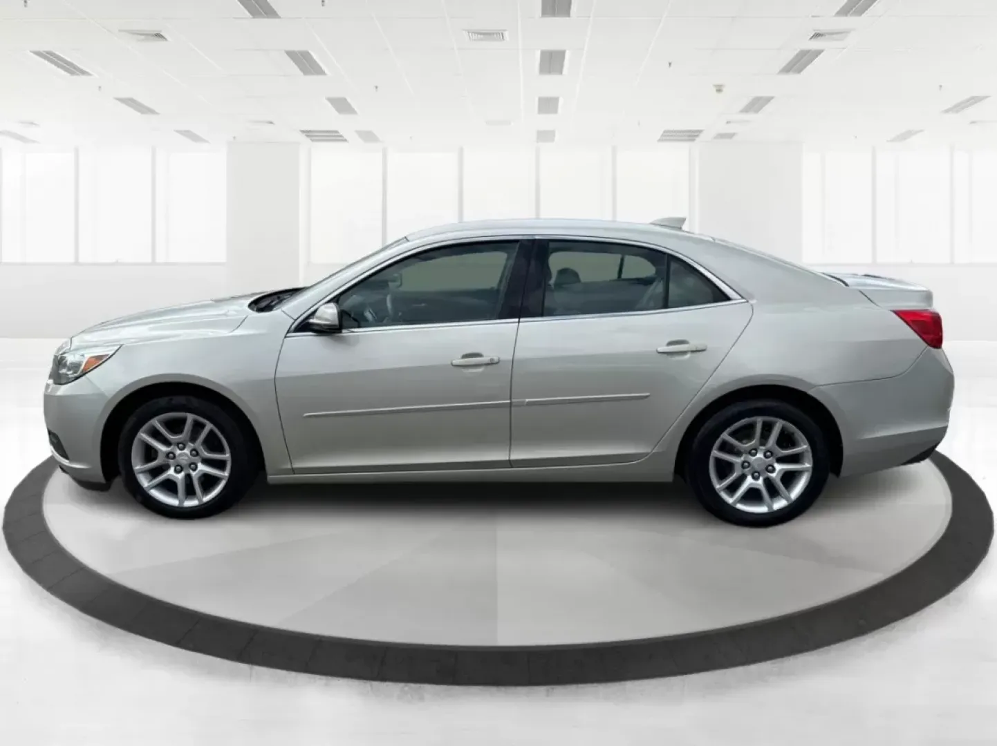 2015 Chevrolet Malibu 1LT (1G11C5SL5FF) with an ECOTEC 2.5L I-4 gasoline direct injection engine, located at 880 E. National Road, Vandalia, OH, 45377, (937) 908-9800, 39.891918, -84.183594 - Are you in the market for a reliable sedan that's perfect for daily commutes and weekend getaways alike? Look no further than this stunning 2015 Chevrolet Malibu 1LT, available now at Advantage Car and Credit in Fairborn, OH. This vehicle is not just a car; it's a lifestyle upgrade designed for budg - Photo#5