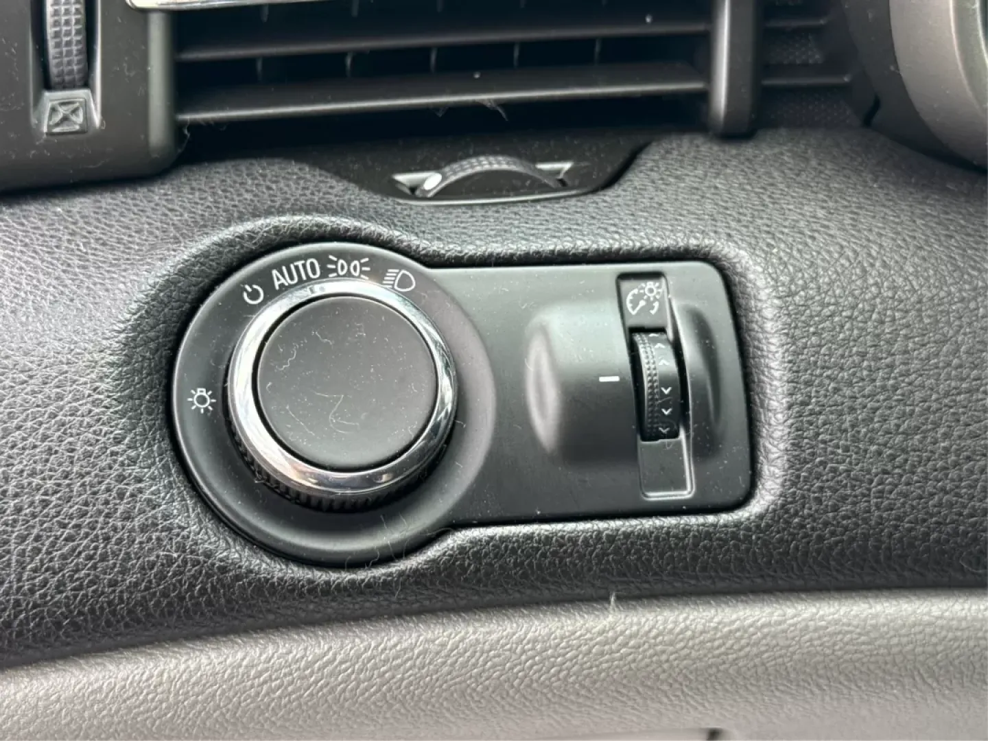2015 Chevrolet Malibu 1LT (1G11C5SL5FF) with an ECOTEC 2.5L I-4 gasoline direct injection engine, located at 880 E. National Road, Vandalia, OH, 45377, (937) 908-9800, 39.891918, -84.183594 - Are you in the market for a reliable sedan that's perfect for daily commutes and weekend getaways alike? Look no further than this stunning 2015 Chevrolet Malibu 1LT, available now at Advantage Car and Credit in Fairborn, OH. This vehicle is not just a car; it's a lifestyle upgrade designed for budg - Photo#17