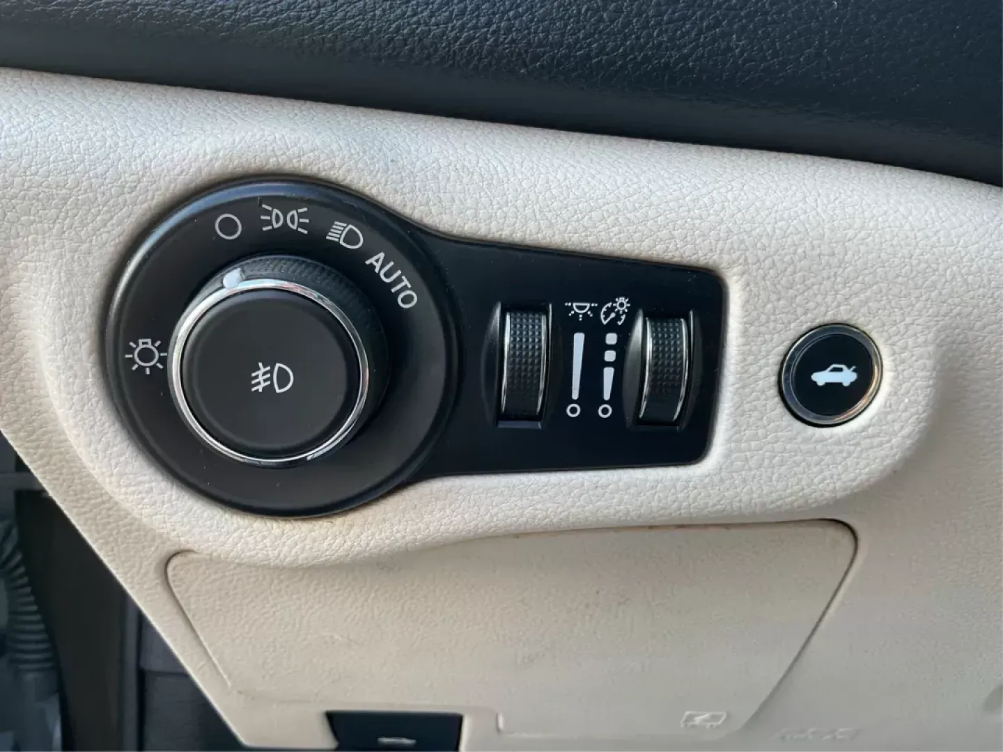 2015 Chrysler 200 C (1C3CCCCB9FN) with an Other engine, located at 1230 East Main St, Xenia, OH, 45385, (937) 908-9800, 39.688026, -83.910172 - 2015 Chrysler 200 C - Photo#17