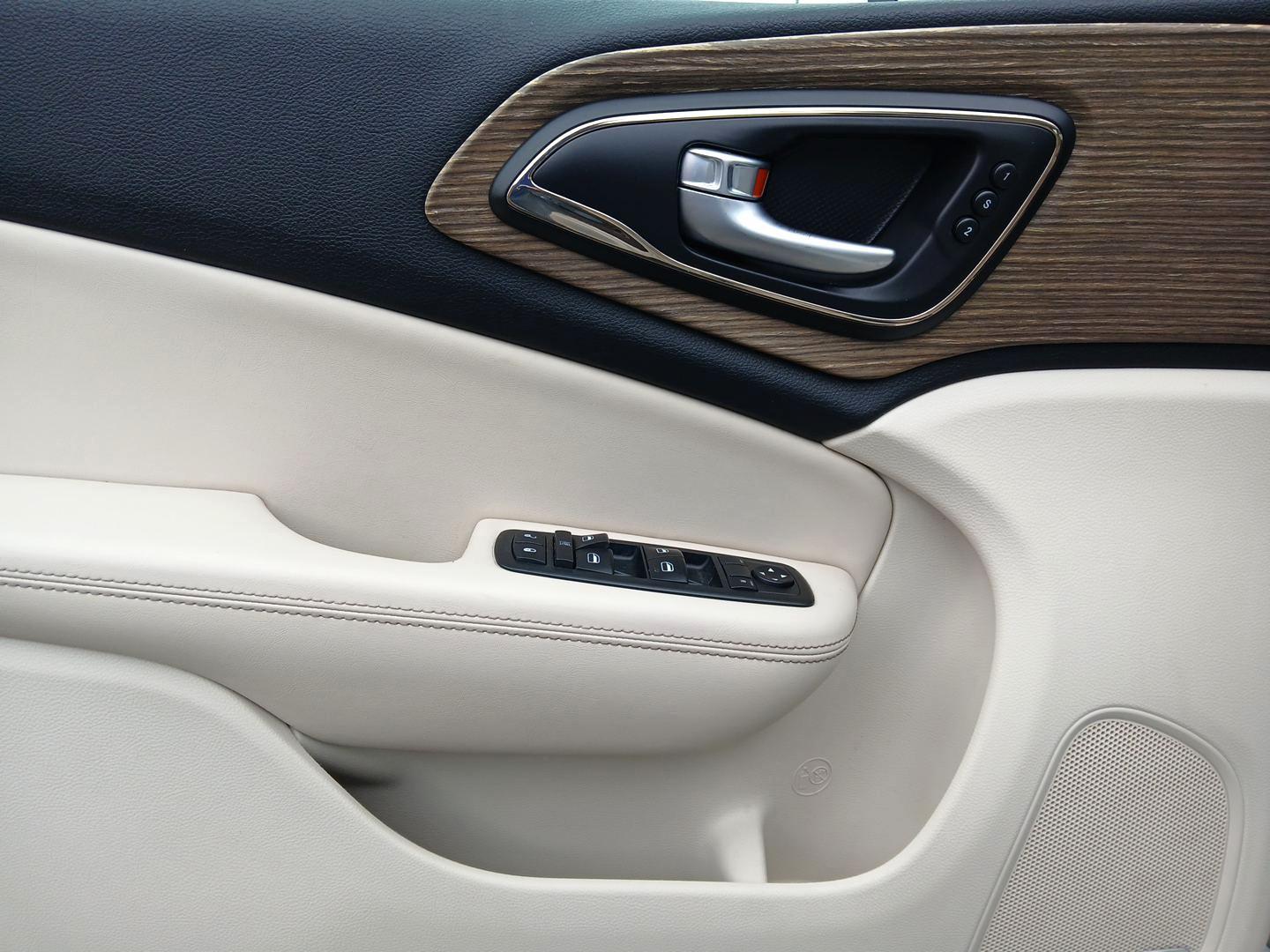 2015 Chrysler 200 C AWD (1C3CCCEG3FN) with an 3.6L V6 DOHC 24V FFV engine, 9-Speed Automatic transmission, located at 1230 East Main St, Xenia, OH, 45385, (937) 908-9800, 39.688026, -83.910172 - 2015 Chrysler 200 C AWD - Photo#18