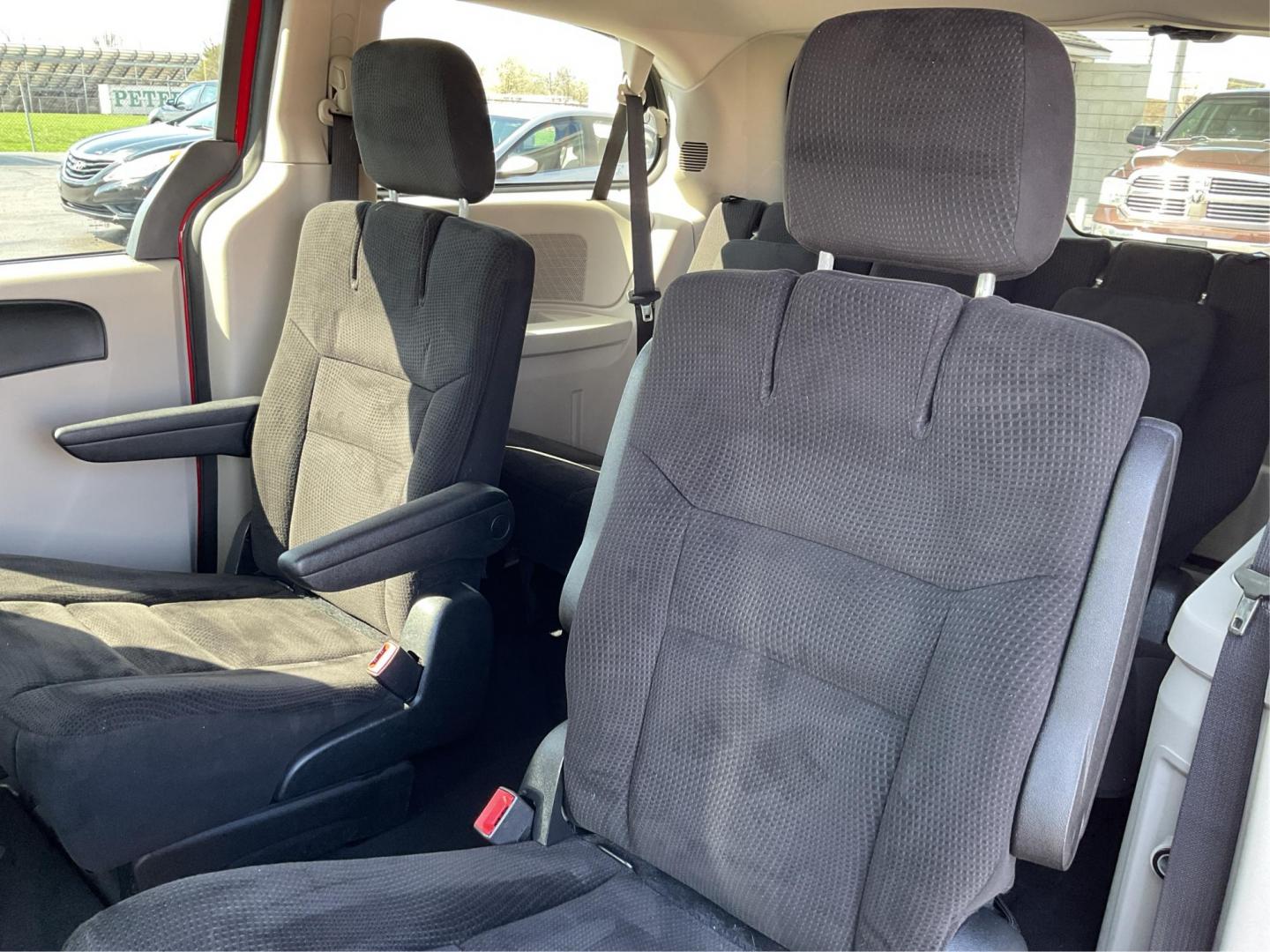 2015 Dodge Grand Caravan SE (2C4RDGBG9FR) with an 3.6L V-6 DOHC engine, located at 1099 N County Rd 25A, Troy, OH, 45373, (937) 908-9800, 40.057079, -84.212883 - 2015 Dodge Grand Caravan SE - Photo#9