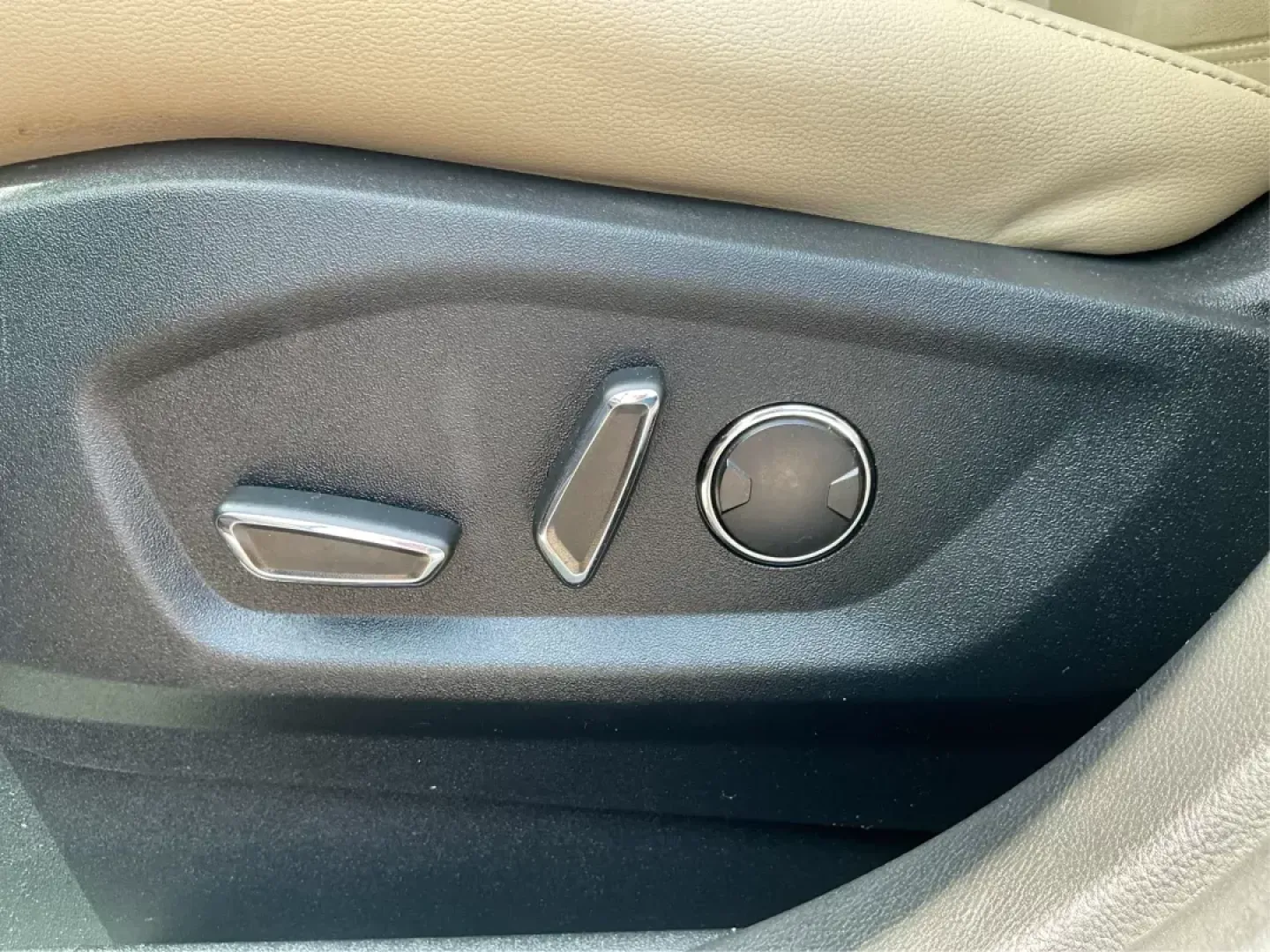 2015 Ford Edge SEL (2FMTK4J99FB) with an Other engine, located at 1230 East Main St, Xenia, OH, 45385, (937) 908-9800, 39.688026, -83.910172 - **Discover Adventure with the 2015 Ford Edge SEL Perfect for Your Next Journey!**<br /> <br /> Are you on the lookout for an SUV that combines style, comfort, and adventure? Look no further than the **2015 Ford Edge SEL**! With its spacious interior and impressive capabilities, it's an ideal choice - Photo#17