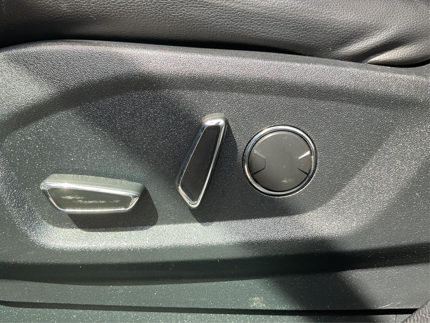 2015 Ford Edge SEL (2FMTK4J8XFB) with an Other engine, located at 4508 South Dixie Dr, Moraine, OH, 45439, (937) 908-9800, 39.689976, -84.218452 - 2015 Ford Edge SEL - Photo#17
