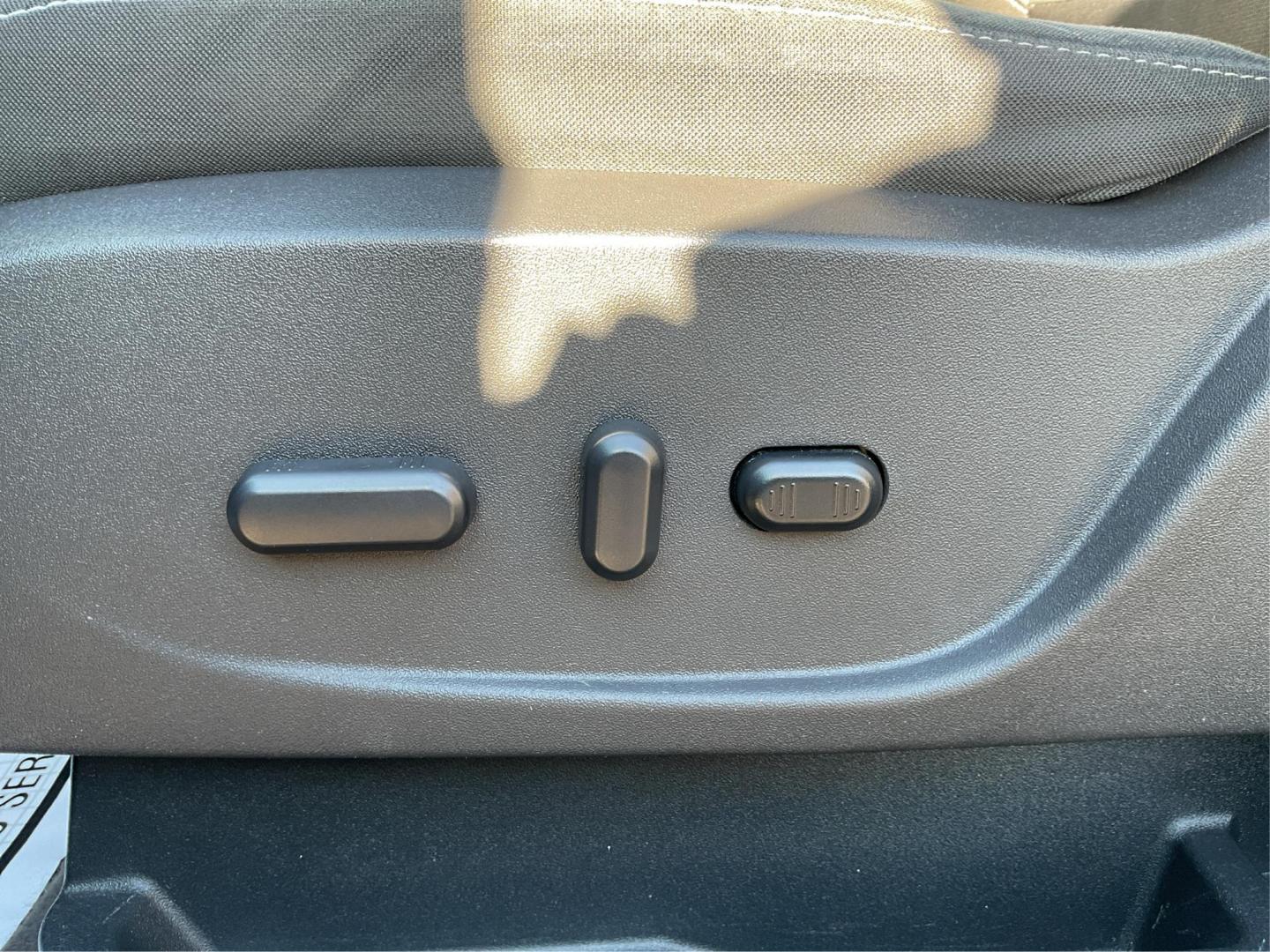2015 Ford Escape SE (1FMCU0G92FU) with an Duratec 2.5L I-4 DOHC engine, located at 8750 N County Rd 25A, Piqua, OH, 45356, (937) 908-9800, 40.164391, -84.232513 - 2015 Ford Escape SE - Photo#17