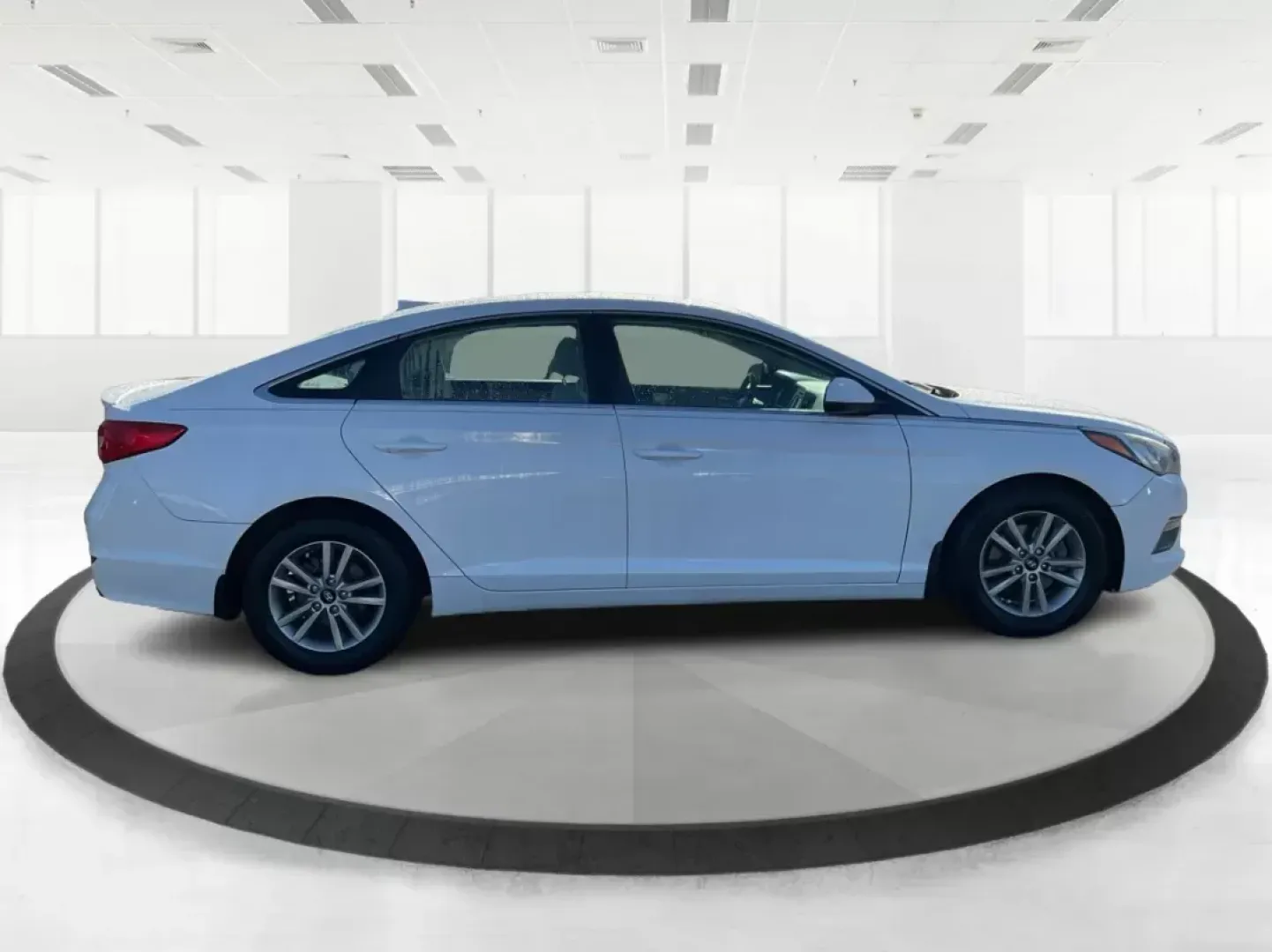 2015 Hyundai Sonata SE (5NPE24AF9FH) with an 2.4L I-4 gasoline direct injection engine, located at 1184 Kauffman Ave, Fairborn, OH, 45324, (937) 908-9800, 39.807072, -84.030914 - ### Discover Your Perfect Family Sedan: 2015 Hyundai Sonata SE at Advantage Car and Credit<br /> <br /> Are you searching for a family-friendly vehicle that combines comfort, style, and reliability? Look no further than this stunning 2015 Hyundai Sonata SE, available at Advantage Car and Credit in F - Photo#1