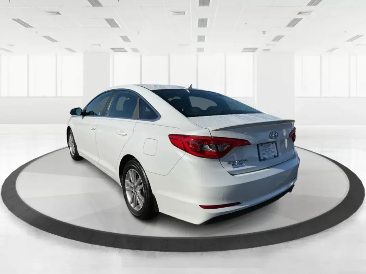 2015 Hyundai Sonata SE (5NPE24AF9FH) with an 2.4L I-4 gasoline direct injection engine, located at 1184 Kauffman Ave, Fairborn, OH, 45324, (937) 908-9800, 39.807072, -84.030914 - ### Discover Your Perfect Family Sedan: 2015 Hyundai Sonata SE at Advantage Car and Credit<br /> <br /> Are you searching for a family-friendly vehicle that combines comfort, style, and reliability? Look no further than this stunning 2015 Hyundai Sonata SE, available at Advantage Car and Credit in F - Photo#4