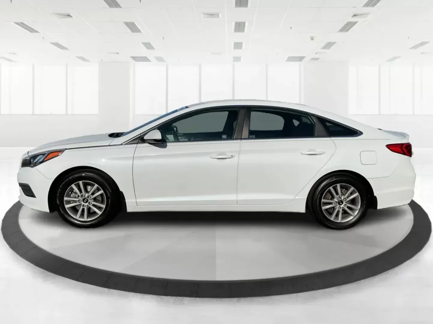 2015 Hyundai Sonata SE (5NPE24AF9FH) with an 2.4L I-4 gasoline direct injection engine, located at 1184 Kauffman Ave, Fairborn, OH, 45324, (937) 908-9800, 39.807072, -84.030914 - ### Discover Your Perfect Family Sedan: 2015 Hyundai Sonata SE at Advantage Car and Credit<br /> <br /> Are you searching for a family-friendly vehicle that combines comfort, style, and reliability? Look no further than this stunning 2015 Hyundai Sonata SE, available at Advantage Car and Credit in F - Photo#5