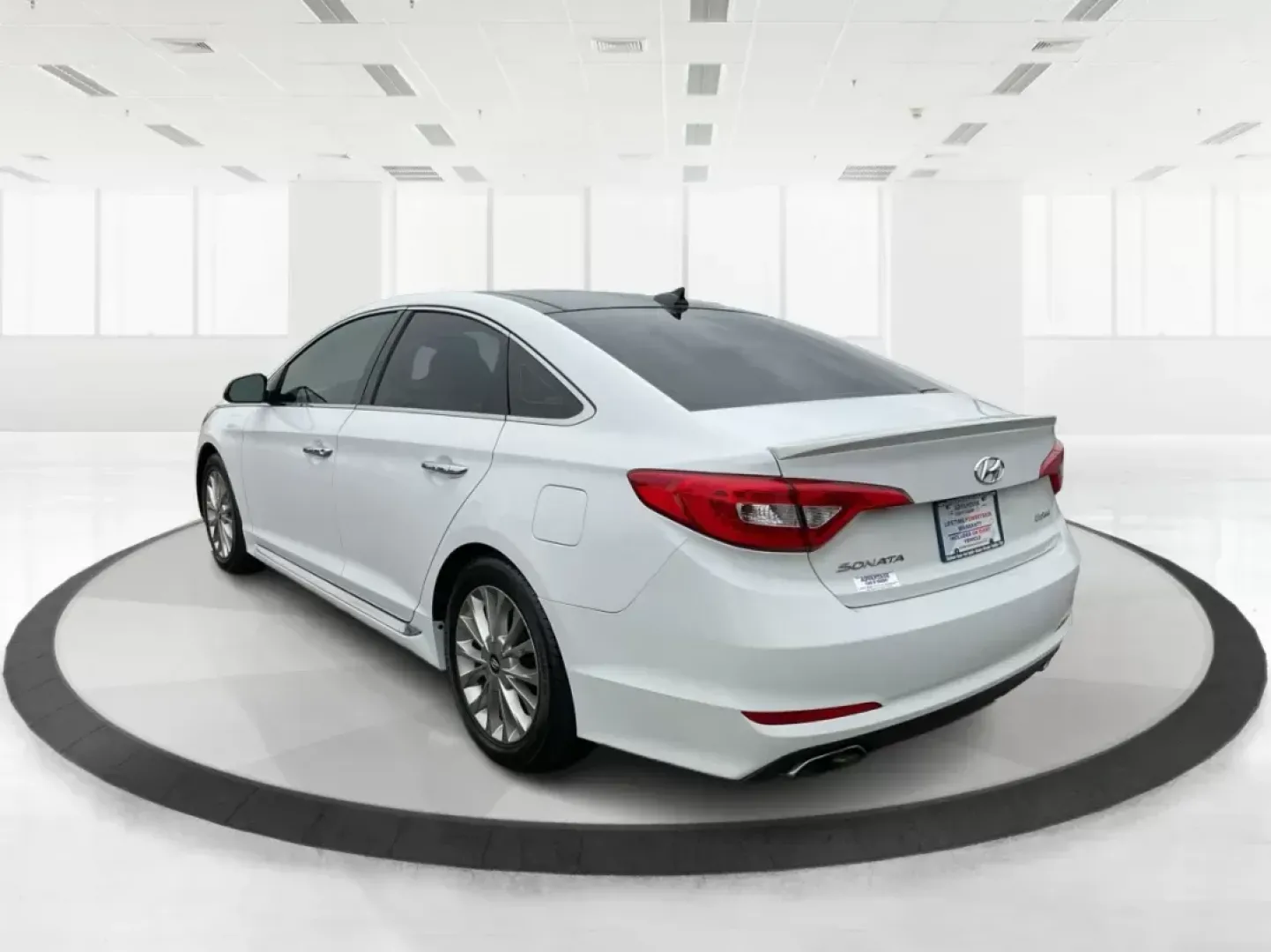 2015 Hyundai Sonata Limited (5NPE34AF5FH) with an 2.4L I-4 gasoline direct injection engine, located at 4508 South Dixie Dr, Moraine, OH, 45439, (937) 908-9800, 39.689976, -84.218452 - 2015 Hyundai Sonata Limited - Photo#4