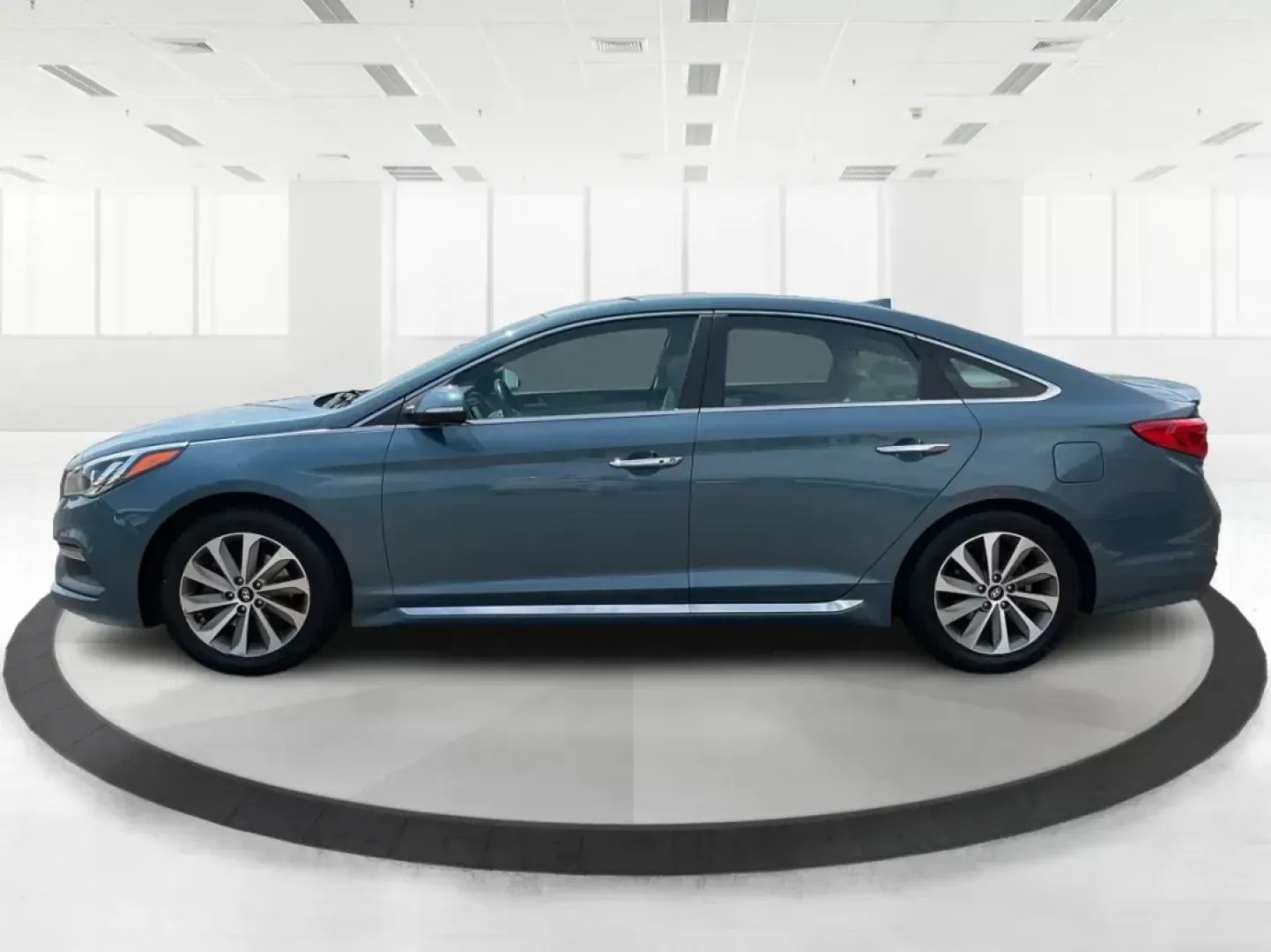2015 Hyundai Sonata Sport (5NPE34AF2FH) with an 2.4L I-4 gasoline direct injection engine, located at 401 Woodman Dr, Riverside, OH, 45431, (937) 908-9800, 39.760899, -84.123421 - **Experience Unmatched Comfort and Style with Our 2015 Hyundai Sonata Sport Perfect for Your Daily Adventures!**<br /> <br /> Are you searching for a reliable vehicle that seamlessly blends style, comfort, and technology to enhance your daily commute or weekend getaways? Look no further! At **Advan - Photo#5