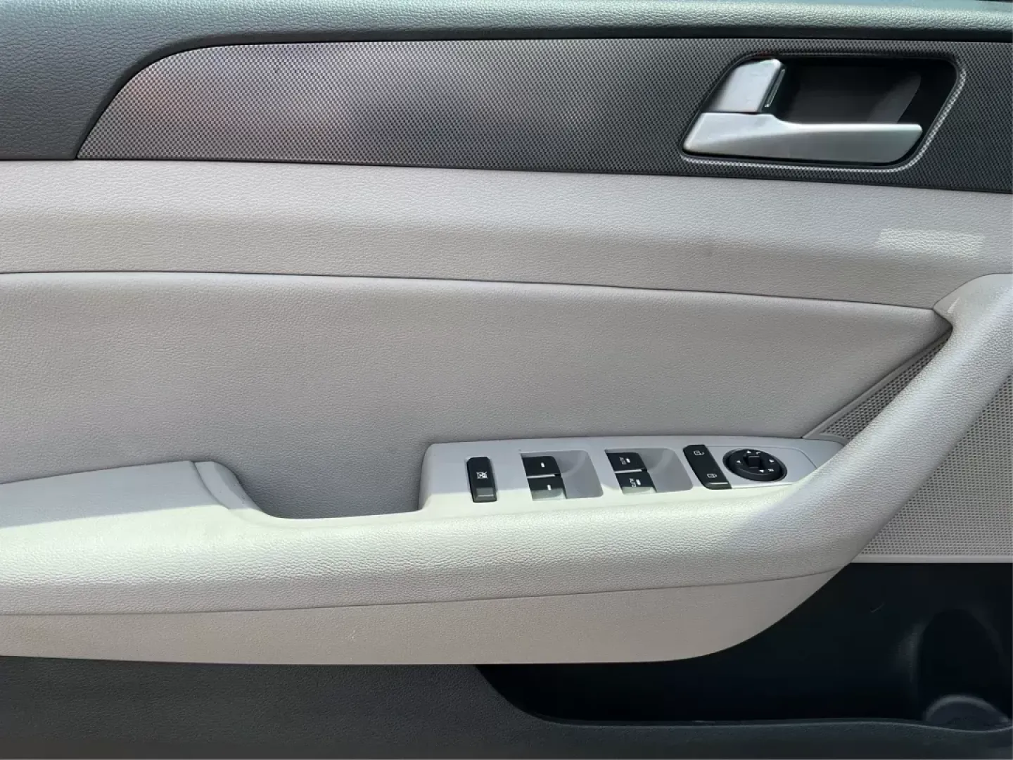 2015 Hyundai Sonata Sport (5NPE34AF2FH) with an 2.4L I-4 gasoline direct injection engine, located at 401 Woodman Dr, Riverside, OH, 45431, (937) 908-9800, 39.760899, -84.123421 - **Experience Unmatched Comfort and Style with Our 2015 Hyundai Sonata Sport Perfect for Your Daily Adventures!**<br /> <br /> Are you searching for a reliable vehicle that seamlessly blends style, comfort, and technology to enhance your daily commute or weekend getaways? Look no further! At **Advan - Photo#17
