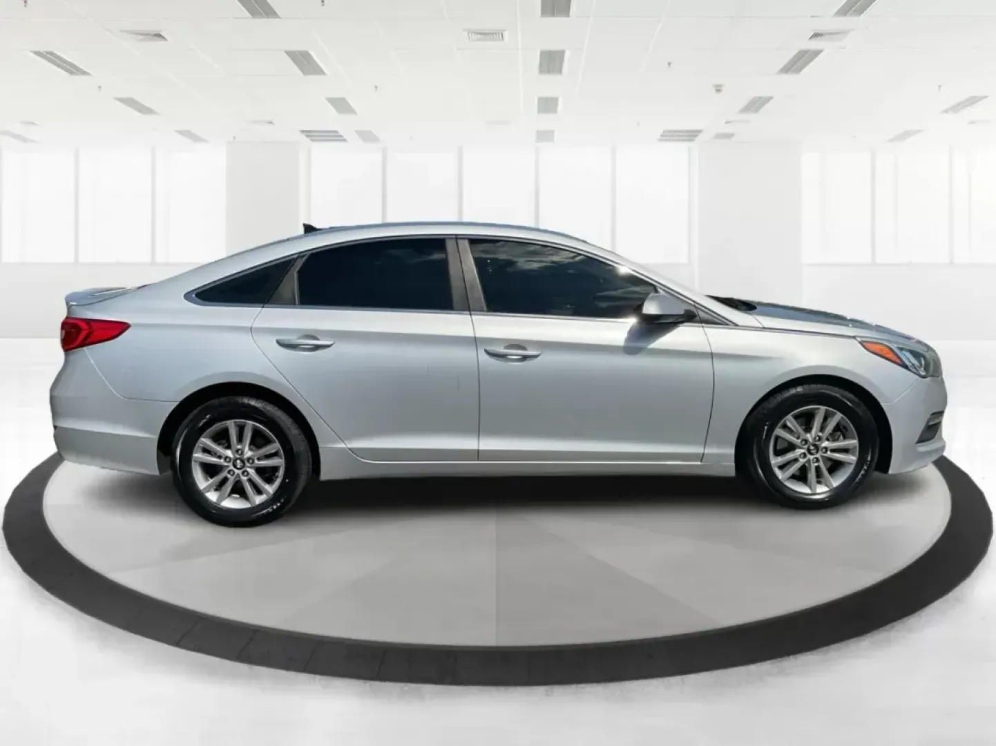 2015 Hyundai Sonata SE (5NPE24AF0FH) with an 2.4L I-4 gasoline direct injection engine, located at 8750 N County Rd 25A, Piqua, OH, 45356, (937) 908-9800, 40.164391, -84.232513 - **Experience Unmatched Comfort and Reliability with this 2015 Hyundai Sonata SE** <br /> Looking for the perfect sedan to elevate your daily commute or weekend adventures? Look no further! The 2015 Hyundai Sonata SE, available at Advantage Car and Credit in Fairborn, OH, is designed to meet your li - Photo#1