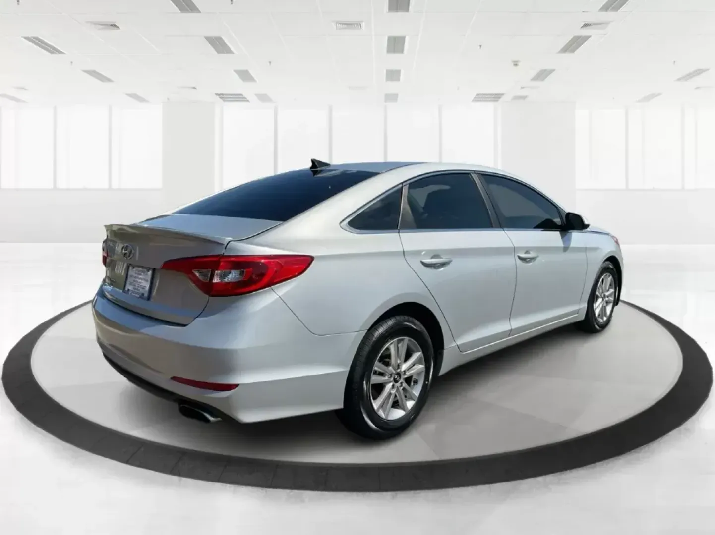 2015 Hyundai Sonata SE (5NPE24AF0FH) with an 2.4L I-4 gasoline direct injection engine, located at 8750 N County Rd 25A, Piqua, OH, 45356, (937) 908-9800, 40.164391, -84.232513 - **Experience Unmatched Comfort and Reliability with this 2015 Hyundai Sonata SE** <br /> Looking for the perfect sedan to elevate your daily commute or weekend adventures? Look no further! The 2015 Hyundai Sonata SE, available at Advantage Car and Credit in Fairborn, OH, is designed to meet your li - Photo#2