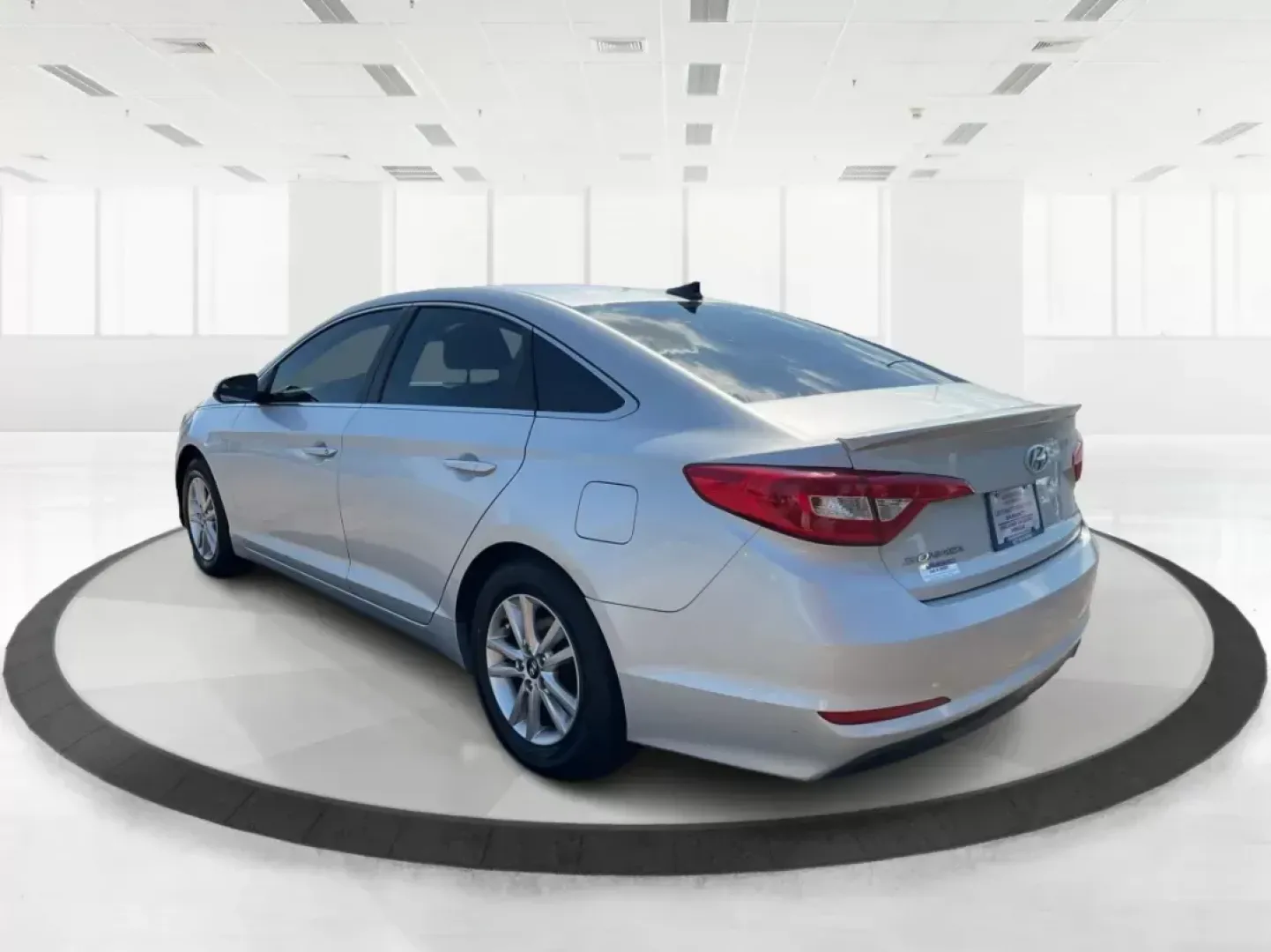 2015 Hyundai Sonata SE (5NPE24AF0FH) with an 2.4L I-4 gasoline direct injection engine, located at 8750 N County Rd 25A, Piqua, OH, 45356, (937) 908-9800, 40.164391, -84.232513 - **Experience Unmatched Comfort and Reliability with this 2015 Hyundai Sonata SE** <br /> Looking for the perfect sedan to elevate your daily commute or weekend adventures? Look no further! The 2015 Hyundai Sonata SE, available at Advantage Car and Credit in Fairborn, OH, is designed to meet your li - Photo#4