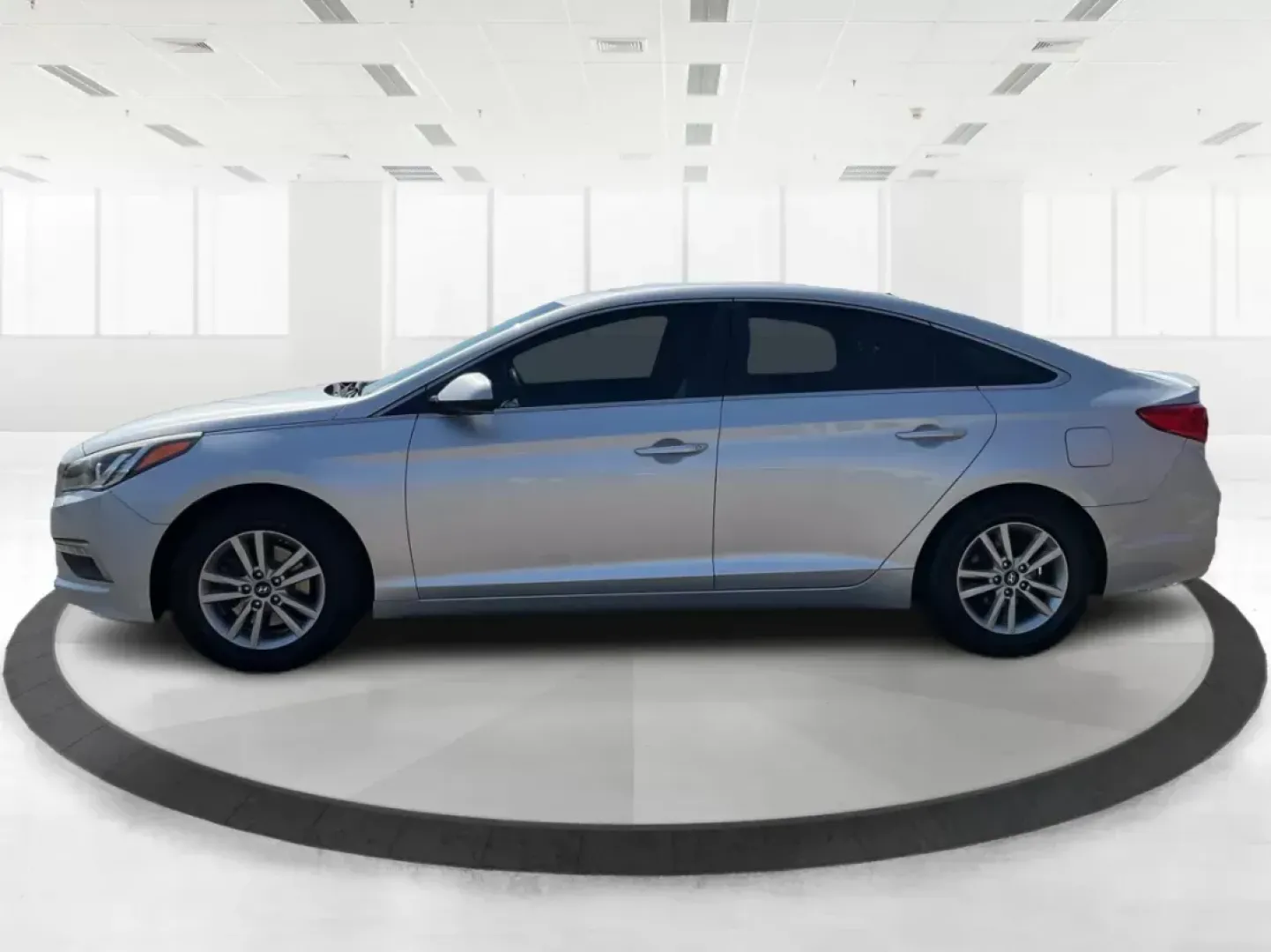 2015 Hyundai Sonata SE (5NPE24AF0FH) with an 2.4L I-4 gasoline direct injection engine, located at 8750 N County Rd 25A, Piqua, OH, 45356, (937) 908-9800, 40.164391, -84.232513 - **Experience Unmatched Comfort and Reliability with this 2015 Hyundai Sonata SE** <br /> Looking for the perfect sedan to elevate your daily commute or weekend adventures? Look no further! The 2015 Hyundai Sonata SE, available at Advantage Car and Credit in Fairborn, OH, is designed to meet your li - Photo#5