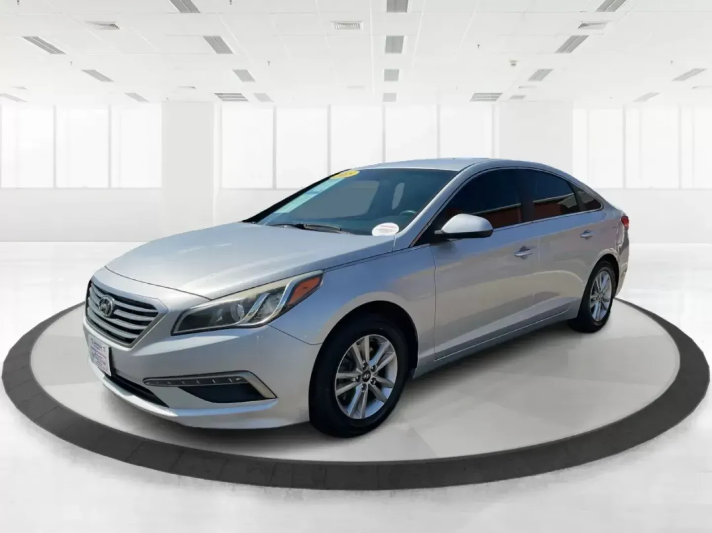 2015 Hyundai Sonata SE (5NPE24AF0FH) with an 2.4L I-4 gasoline direct injection engine, located at 8750 N County Rd 25A, Piqua, OH, 45356, (937) 908-9800, 40.164391, -84.232513 - **Experience Unmatched Comfort and Reliability with this 2015 Hyundai Sonata SE** <br /> Looking for the perfect sedan to elevate your daily commute or weekend adventures? Look no further! The 2015 Hyundai Sonata SE, available at Advantage Car and Credit in Fairborn, OH, is designed to meet your li - Photo#7