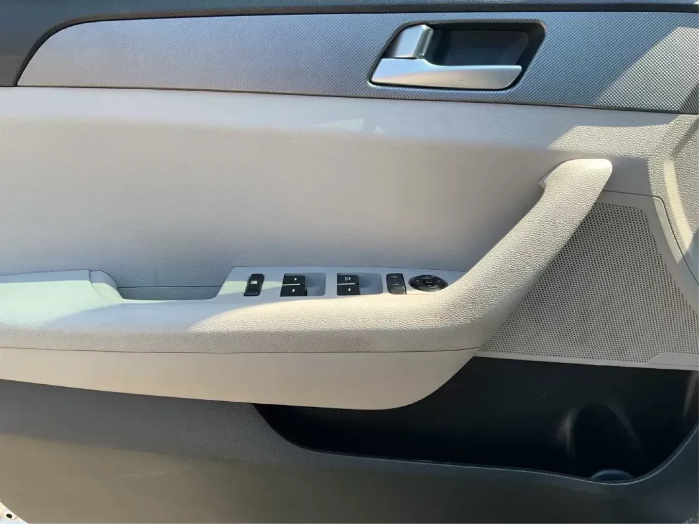 2015 Hyundai Sonata SE (5NPE24AF0FH) with an 2.4L I-4 gasoline direct injection engine, located at 8750 N County Rd 25A, Piqua, OH, 45356, (937) 908-9800, 40.164391, -84.232513 - **Experience Unmatched Comfort and Reliability with this 2015 Hyundai Sonata SE** <br /> Looking for the perfect sedan to elevate your daily commute or weekend adventures? Look no further! The 2015 Hyundai Sonata SE, available at Advantage Car and Credit in Fairborn, OH, is designed to meet your li - Photo#16