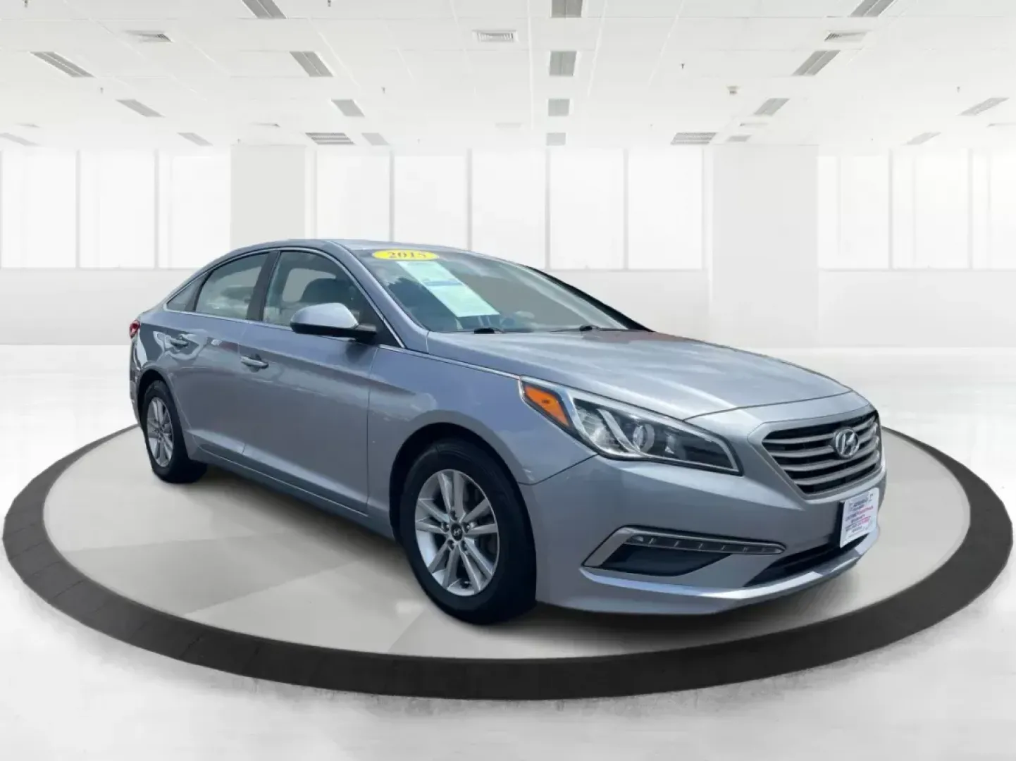 2015 Hyundai Sonata SE (5NPE24AF4FH) with an 2.4L I-4 gasoline direct injection engine, located at 880 E. National Road, Vandalia, OH, 45377, (937) 908-9800, 39.891918, -84.183594 - **Unlock Your Next Adventure with the 2015 Hyundai Sonata SE - Perfect for Families and Commuters Alike!**<br /> <br /> Are you searching for a reliable, stylish sedan that can smoothly navigate both the daily grind and weekend outings? The 2015 Hyundai Sonata SE is your answer! Offering a perfect b - Photo#0