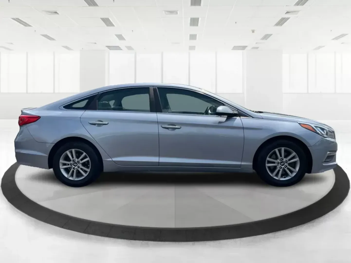 2015 Hyundai Sonata SE (5NPE24AF4FH) with an 2.4L I-4 gasoline direct injection engine, located at 880 E. National Road, Vandalia, OH, 45377, (937) 908-9800, 39.891918, -84.183594 - **Unlock Your Next Adventure with the 2015 Hyundai Sonata SE - Perfect for Families and Commuters Alike!**<br /> <br /> Are you searching for a reliable, stylish sedan that can smoothly navigate both the daily grind and weekend outings? The 2015 Hyundai Sonata SE is your answer! Offering a perfect b - Photo#1