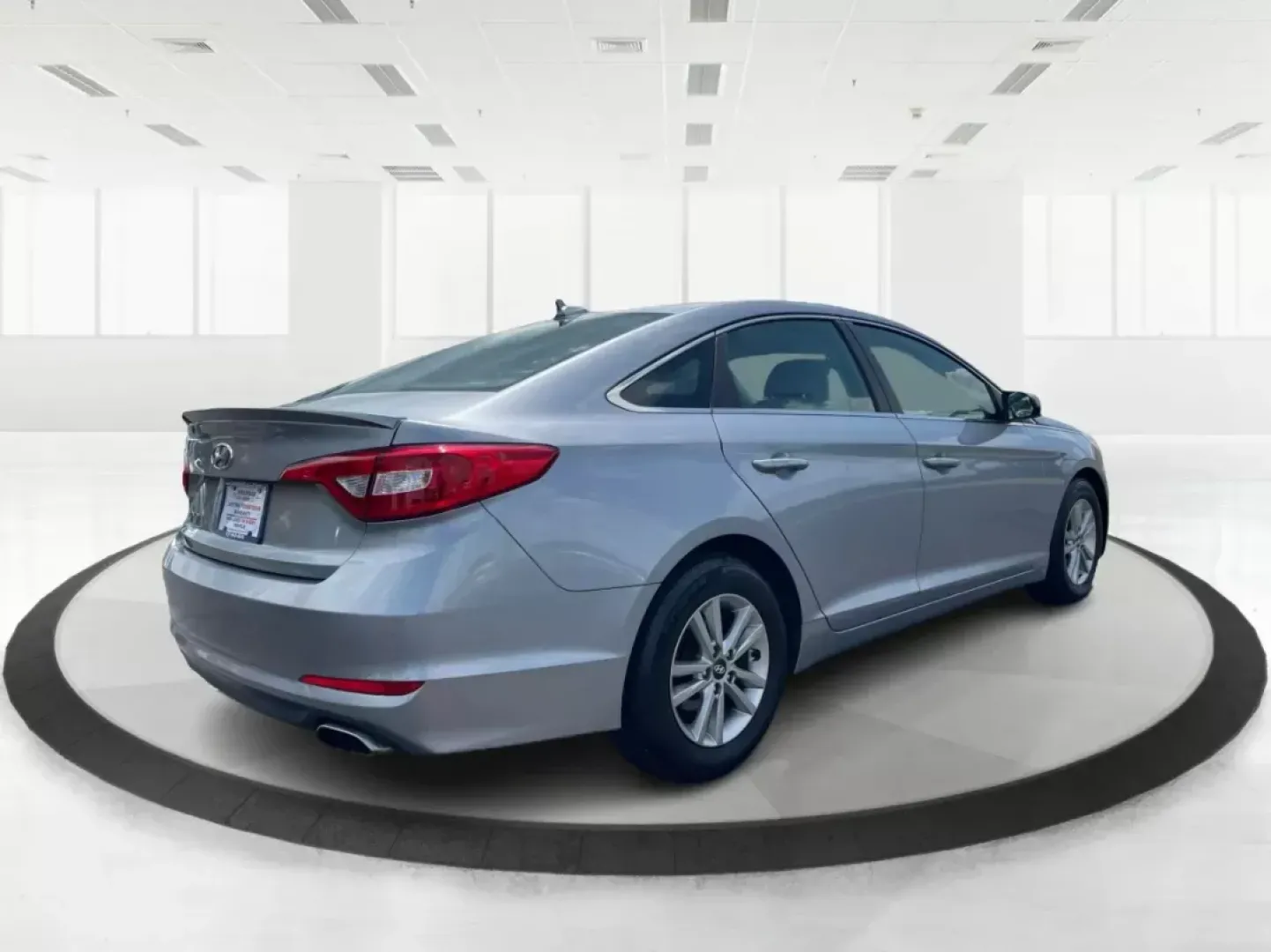 2015 Hyundai Sonata SE (5NPE24AF4FH) with an 2.4L I-4 gasoline direct injection engine, located at 880 E. National Road, Vandalia, OH, 45377, (937) 908-9800, 39.891918, -84.183594 - **Unlock Your Next Adventure with the 2015 Hyundai Sonata SE - Perfect for Families and Commuters Alike!**<br /> <br /> Are you searching for a reliable, stylish sedan that can smoothly navigate both the daily grind and weekend outings? The 2015 Hyundai Sonata SE is your answer! Offering a perfect b - Photo#2