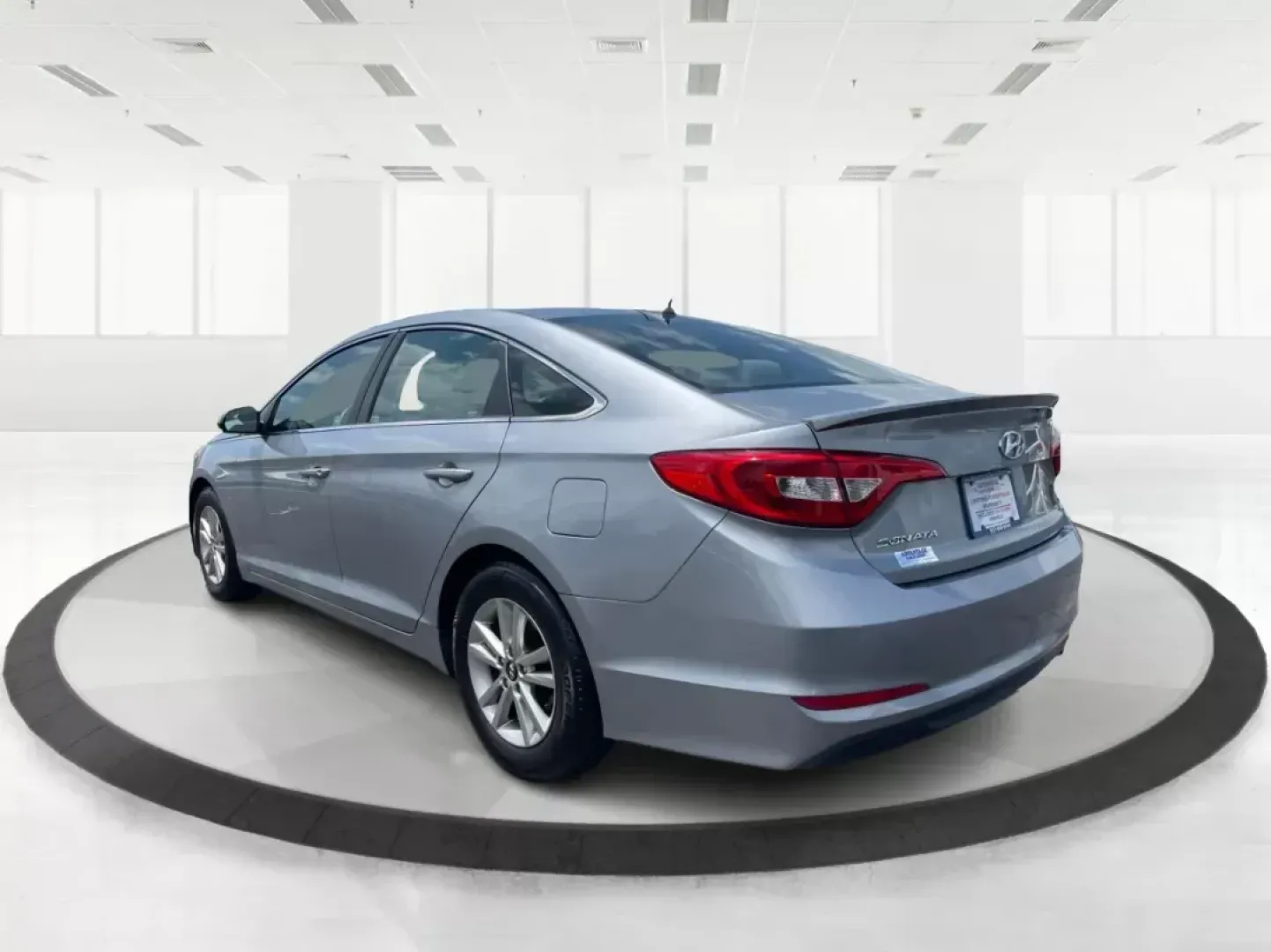 2015 Hyundai Sonata SE (5NPE24AF4FH) with an 2.4L I-4 gasoline direct injection engine, located at 880 E. National Road, Vandalia, OH, 45377, (937) 908-9800, 39.891918, -84.183594 - **Unlock Your Next Adventure with the 2015 Hyundai Sonata SE - Perfect for Families and Commuters Alike!**<br /> <br /> Are you searching for a reliable, stylish sedan that can smoothly navigate both the daily grind and weekend outings? The 2015 Hyundai Sonata SE is your answer! Offering a perfect b - Photo#4