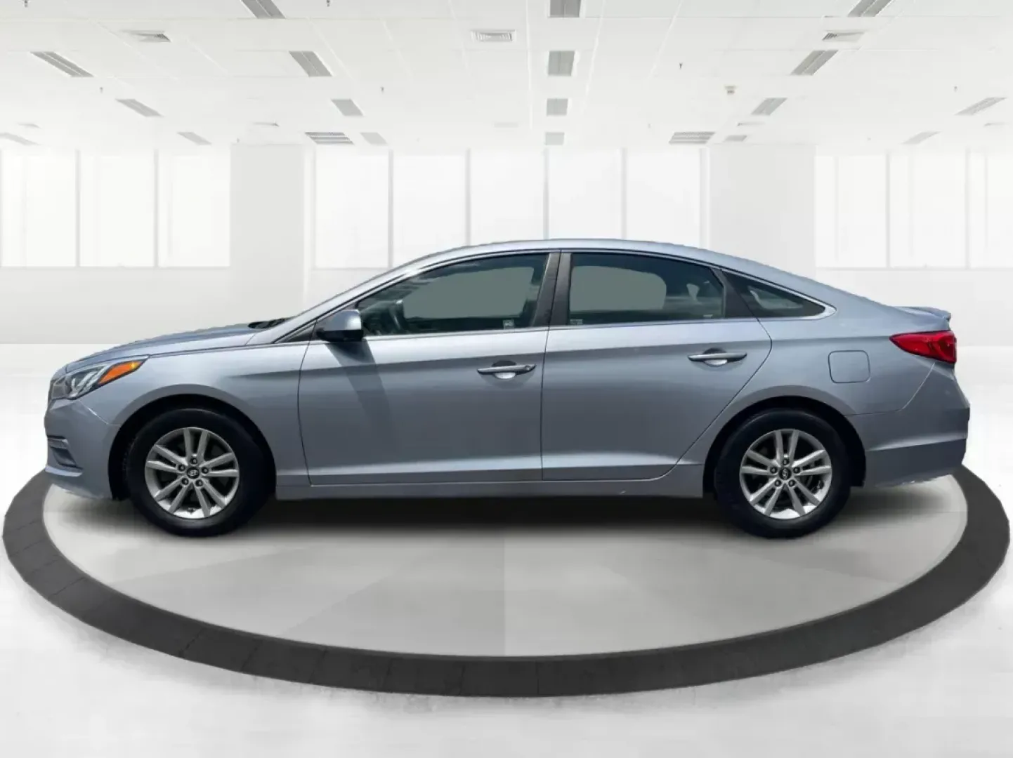 2015 Hyundai Sonata SE (5NPE24AF4FH) with an 2.4L I-4 gasoline direct injection engine, located at 880 E. National Road, Vandalia, OH, 45377, (937) 908-9800, 39.891918, -84.183594 - **Unlock Your Next Adventure with the 2015 Hyundai Sonata SE - Perfect for Families and Commuters Alike!**<br /> <br /> Are you searching for a reliable, stylish sedan that can smoothly navigate both the daily grind and weekend outings? The 2015 Hyundai Sonata SE is your answer! Offering a perfect b - Photo#5