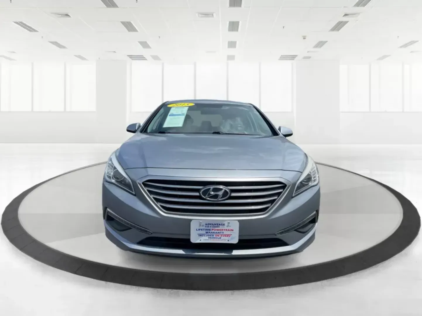 2015 Hyundai Sonata SE (5NPE24AF4FH) with an 2.4L I-4 gasoline direct injection engine, located at 880 E. National Road, Vandalia, OH, 45377, (937) 908-9800, 39.891918, -84.183594 - **Unlock Your Next Adventure with the 2015 Hyundai Sonata SE - Perfect for Families and Commuters Alike!**<br /> <br /> Are you searching for a reliable, stylish sedan that can smoothly navigate both the daily grind and weekend outings? The 2015 Hyundai Sonata SE is your answer! Offering a perfect b - Photo#6