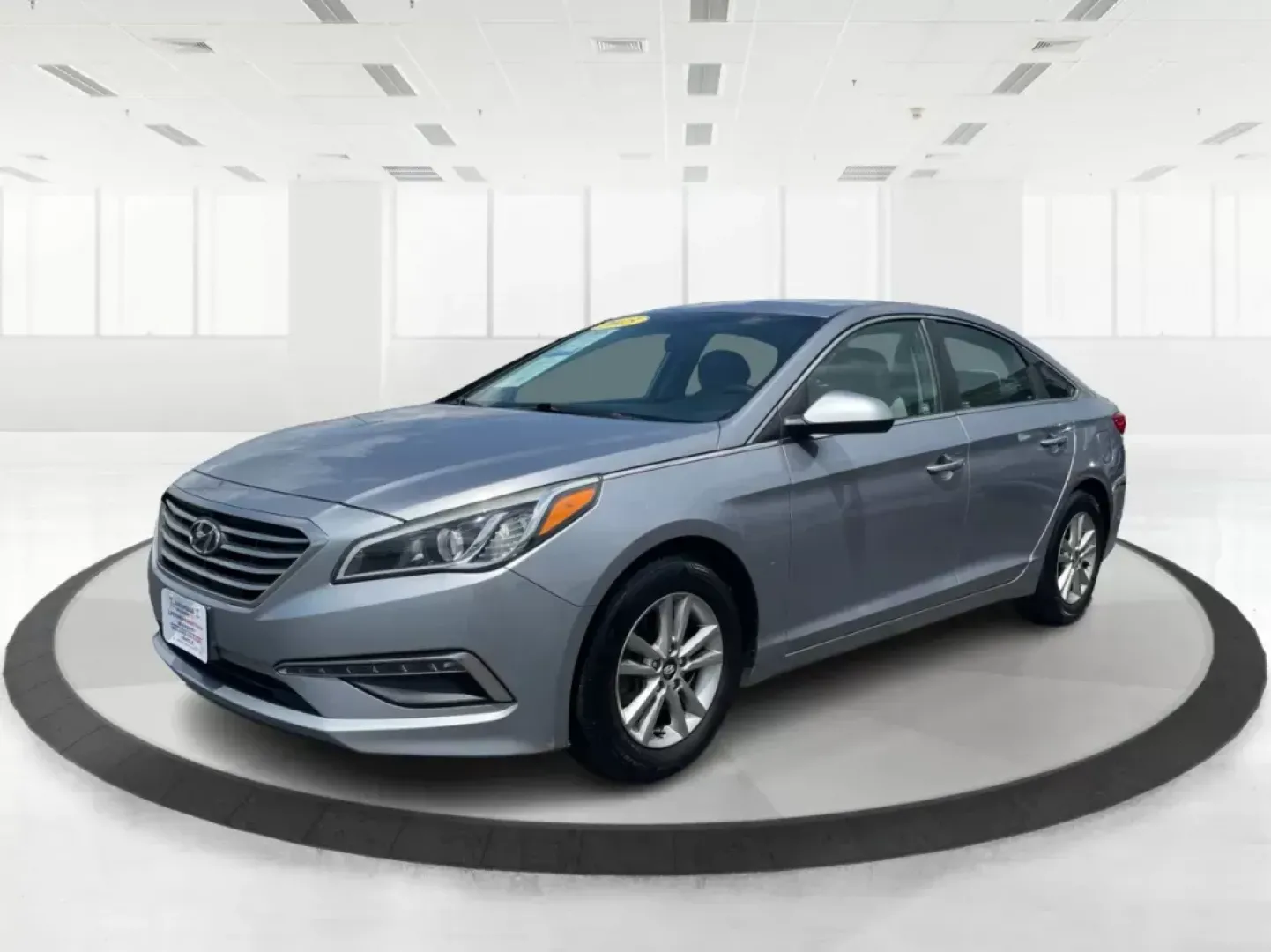 2015 Hyundai Sonata SE (5NPE24AF4FH) with an 2.4L I-4 gasoline direct injection engine, located at 880 E. National Road, Vandalia, OH, 45377, (937) 908-9800, 39.891918, -84.183594 - **Unlock Your Next Adventure with the 2015 Hyundai Sonata SE - Perfect for Families and Commuters Alike!**<br /> <br /> Are you searching for a reliable, stylish sedan that can smoothly navigate both the daily grind and weekend outings? The 2015 Hyundai Sonata SE is your answer! Offering a perfect b - Photo#7