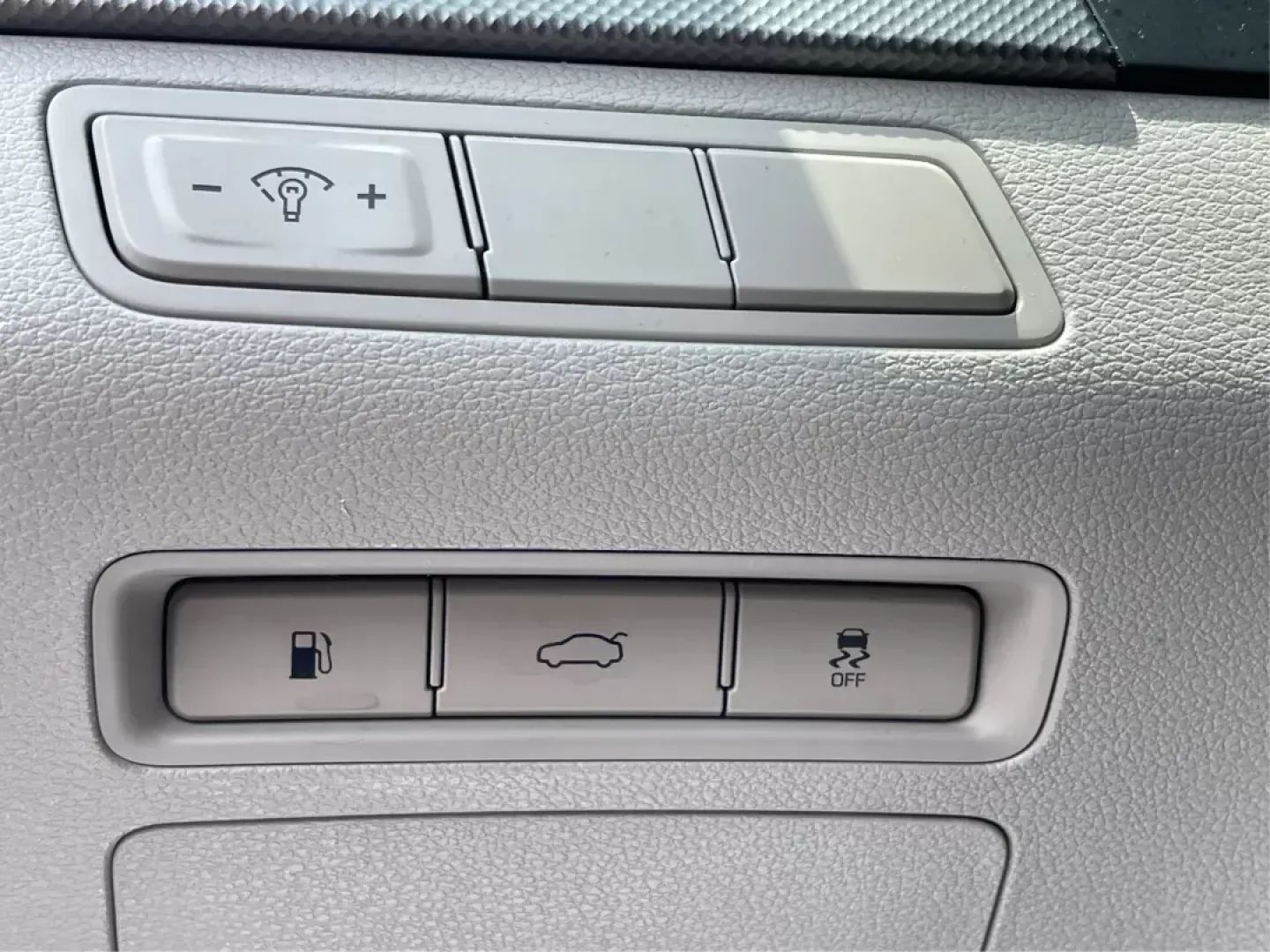 2015 Hyundai Sonata SE (5NPE24AF4FH) with an 2.4L I-4 gasoline direct injection engine, located at 880 E. National Road, Vandalia, OH, 45377, (937) 908-9800, 39.891918, -84.183594 - **Unlock Your Next Adventure with the 2015 Hyundai Sonata SE - Perfect for Families and Commuters Alike!**<br /> <br /> Are you searching for a reliable, stylish sedan that can smoothly navigate both the daily grind and weekend outings? The 2015 Hyundai Sonata SE is your answer! Offering a perfect b - Photo#16