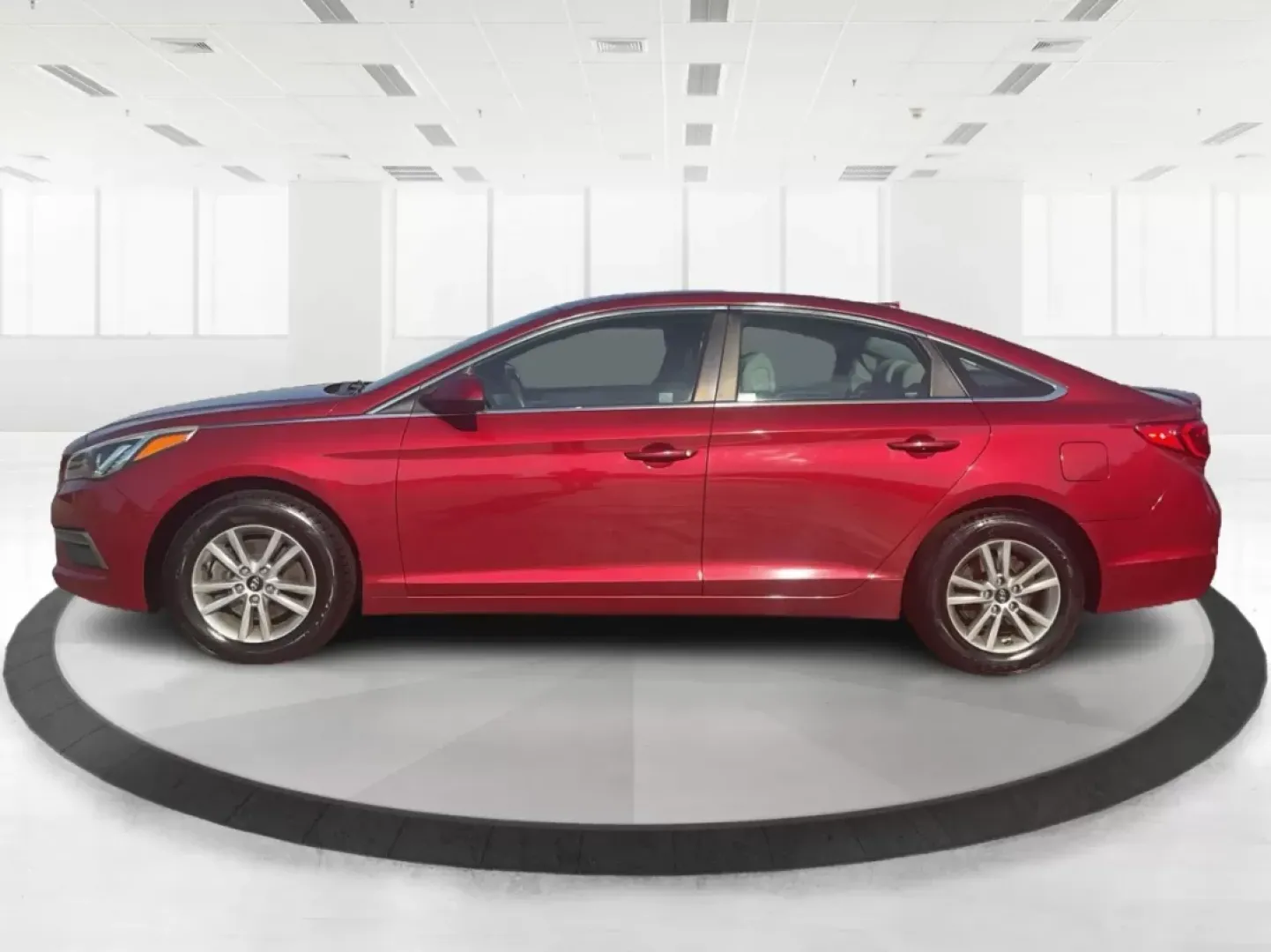 2015 Hyundai Sonata SE (5NPE24AFXFH) with an 2.4L I-4 gasoline direct injection engine, located at 1099 N County Rd 25A, Troy, OH, 45373, (937) 908-9800, 40.057079, -84.212883 - Discover the perfect balance of style, comfort, and reliability with the 2015 Hyundai Sonata SE, available now at Advantage Car and Credit in Fairborn, OH. Whether you're commuting to work, running errands in the nearby neighborhoods of Wright-Patterson Air Force Base, or heading out for a weekend a - Photo#5