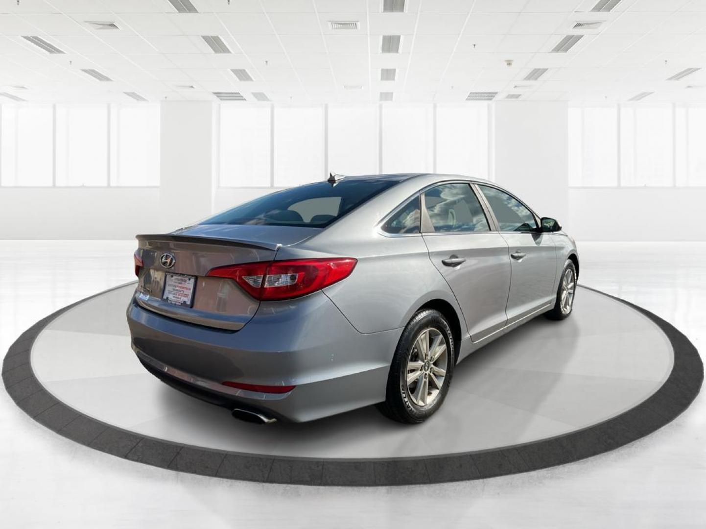 2015 Hyundai Sonata SE (5NPE24AF2FH) with an 2.4L I-4 gasoline direct injection engine, located at 1951 S Dayton Lakeview Rd., New Carlisle, OH, 45344, (937) 908-9800, 39.890999, -84.050255 - 2015 Hyundai Sonata SE - Photo#2