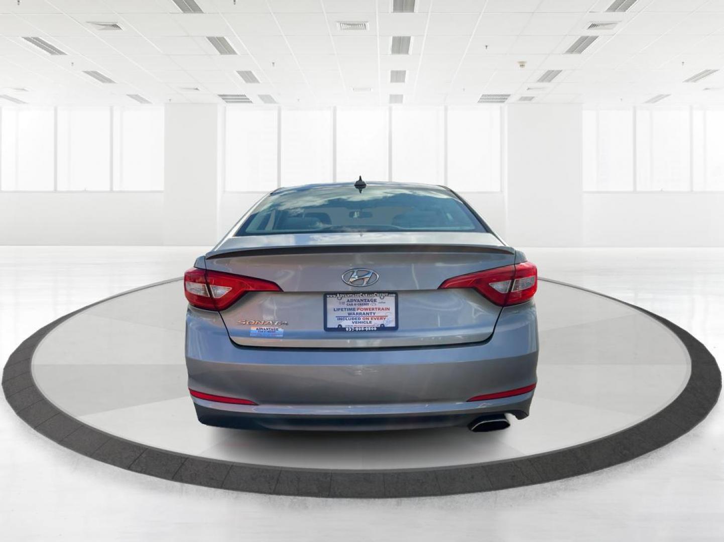 2015 Hyundai Sonata SE (5NPE24AF2FH) with an 2.4L I-4 gasoline direct injection engine, located at 1951 S Dayton Lakeview Rd., New Carlisle, OH, 45344, (937) 908-9800, 39.890999, -84.050255 - 2015 Hyundai Sonata SE - Photo#3