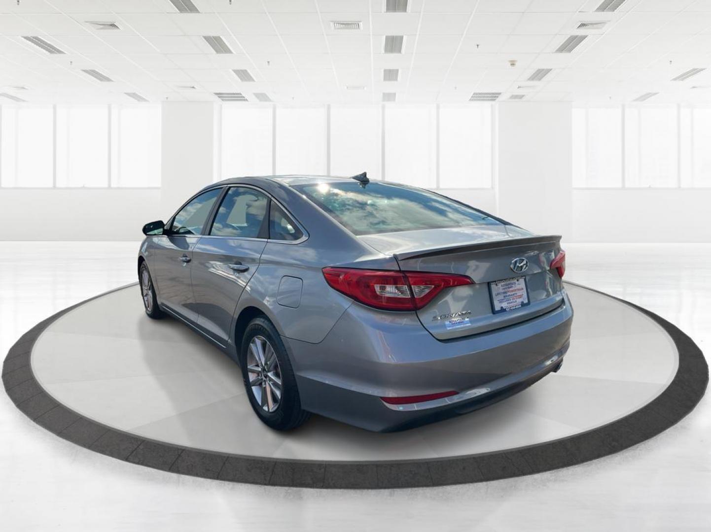 2015 Hyundai Sonata SE (5NPE24AF2FH) with an 2.4L I-4 gasoline direct injection engine, located at 1951 S Dayton Lakeview Rd., New Carlisle, OH, 45344, (937) 908-9800, 39.890999, -84.050255 - 2015 Hyundai Sonata SE - Photo#4